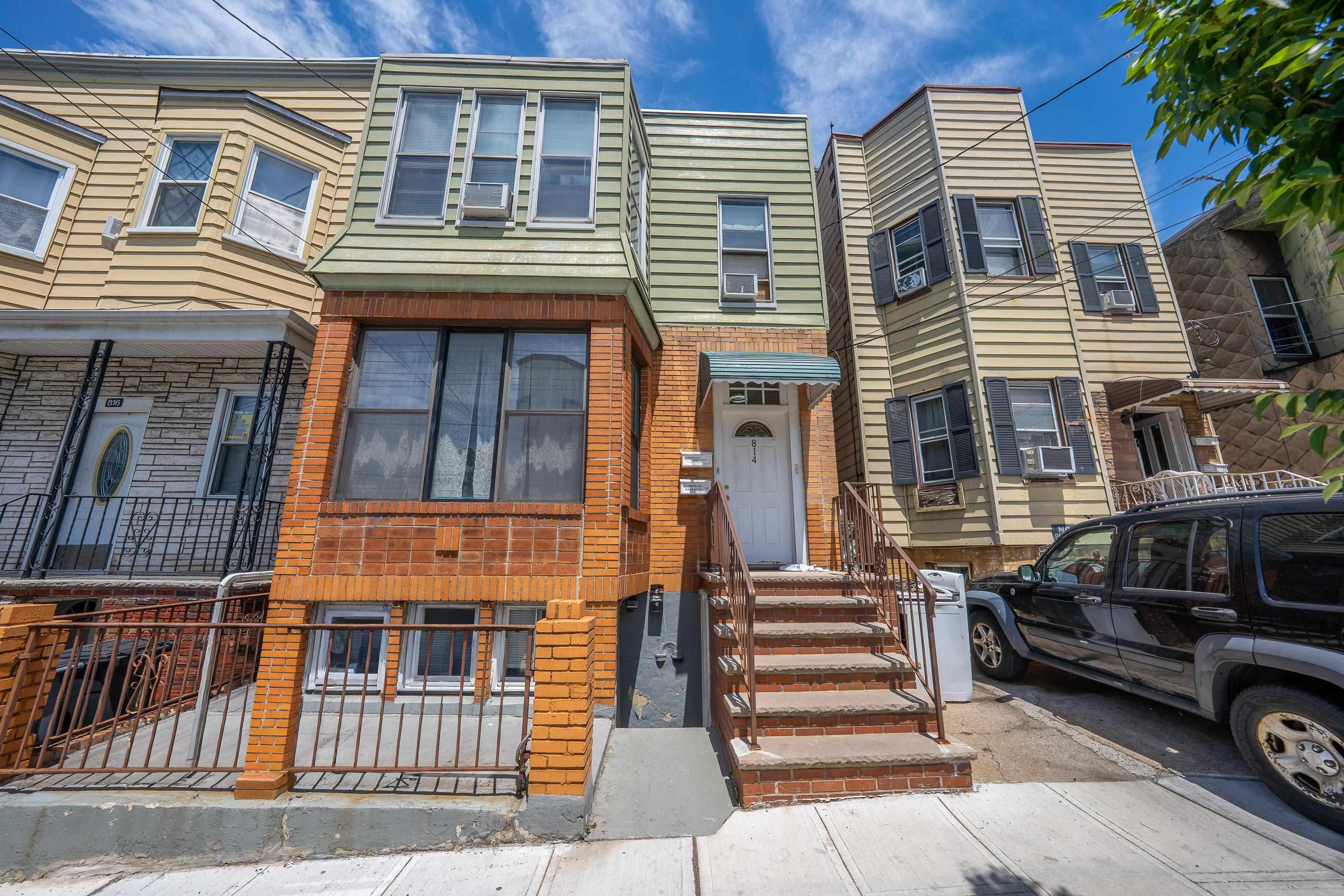 814 13TH ST - Photo 1