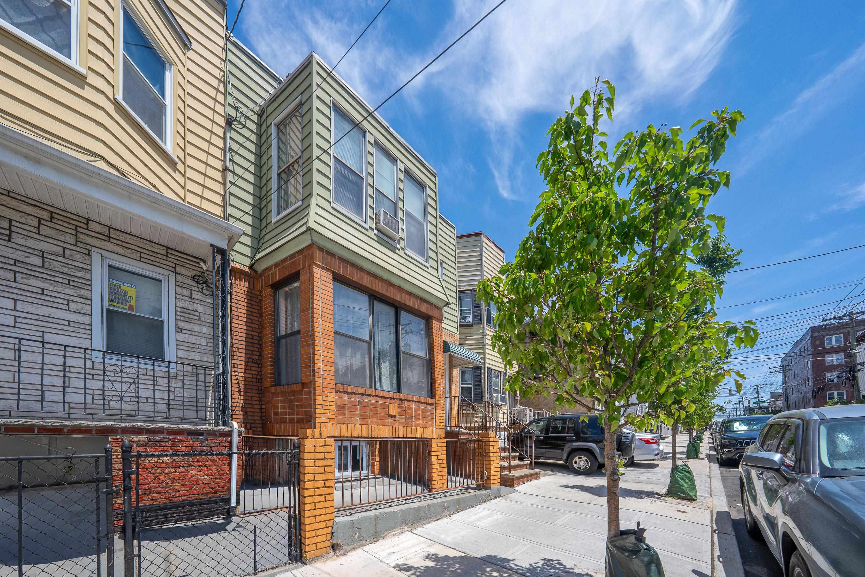 814 13TH ST - Photo 2