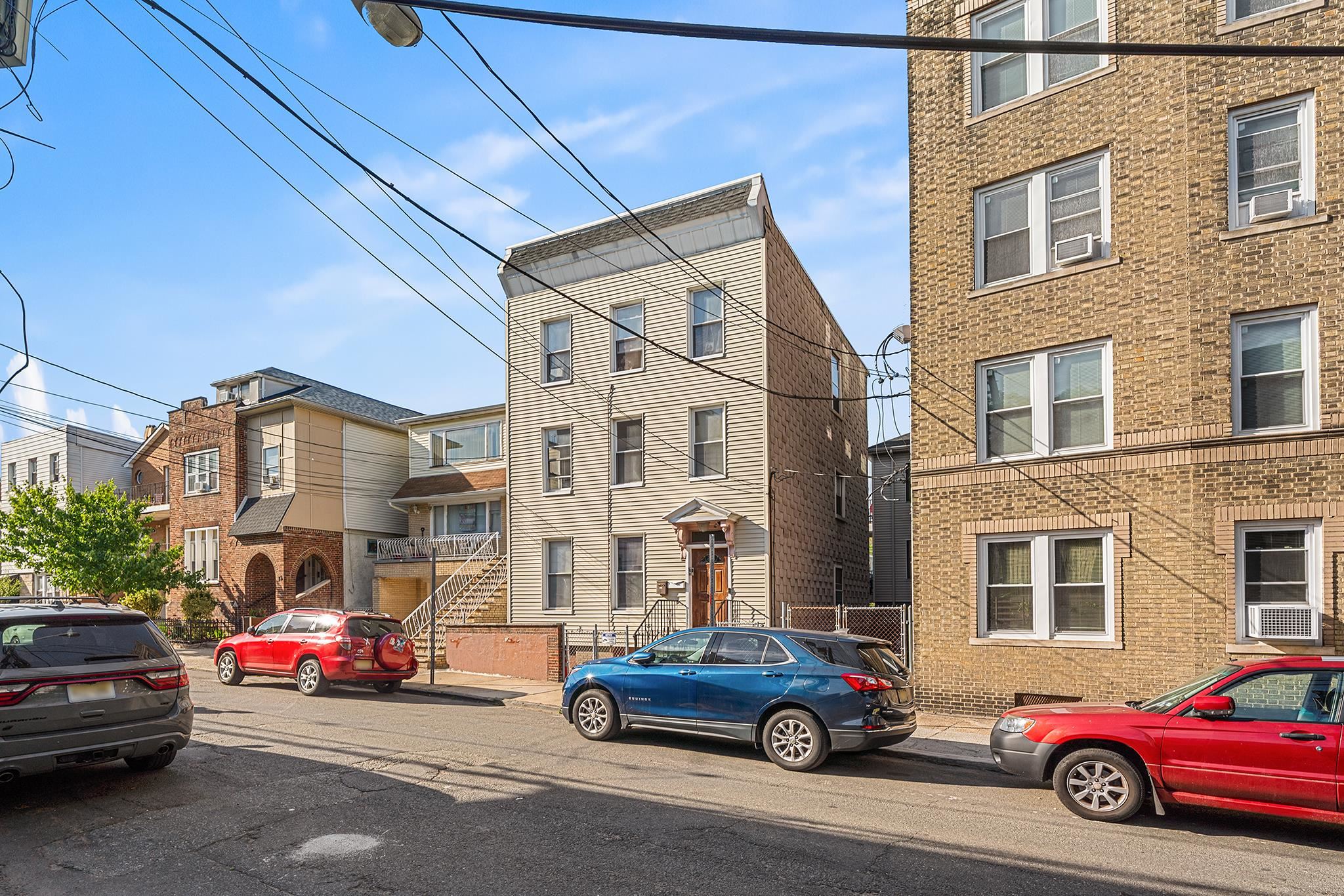 8 MANHATTAN AVE - Photo 2