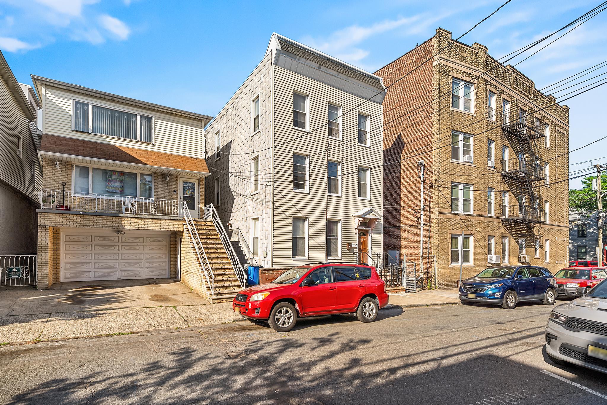 8 MANHATTAN AVE - Photo 3