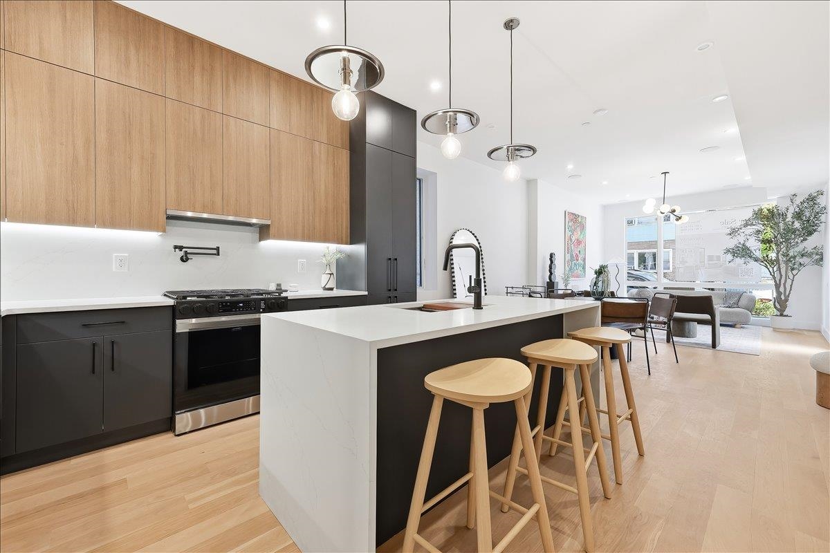 105 LAIDLAW AVE - Photo 1