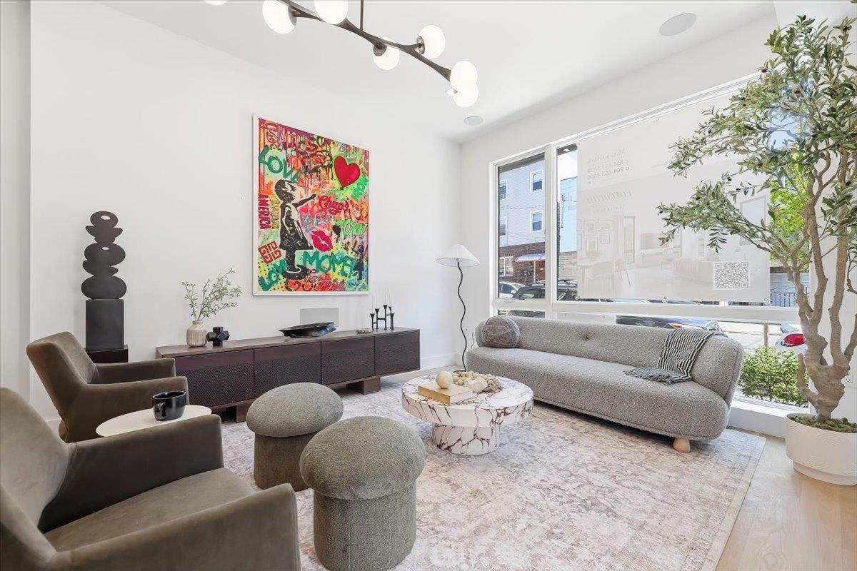 105 LAIDLAW AVE - Photo 4