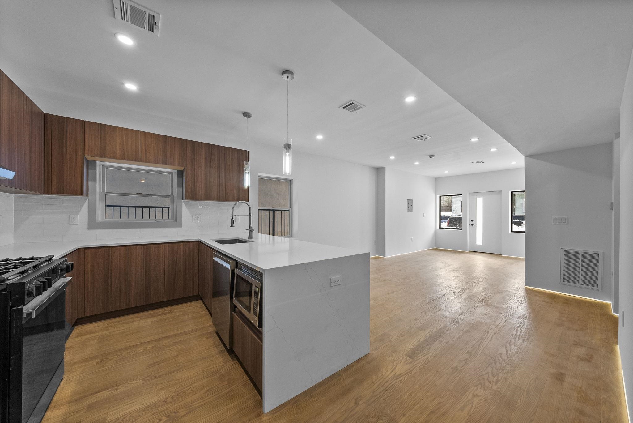 600 BRAMHALL AVE - Photo 2