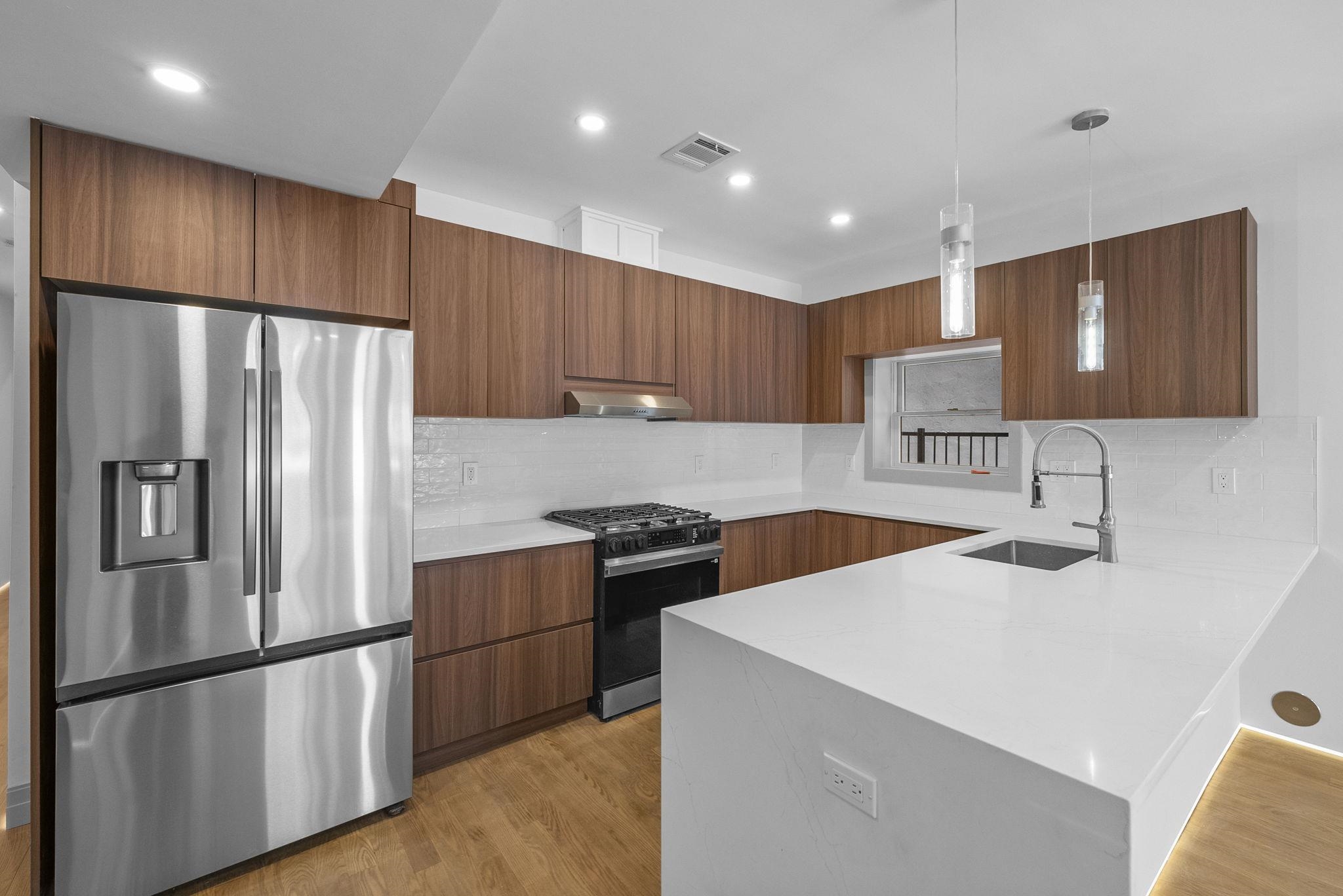 600 BRAMHALL AVE - Photo 3