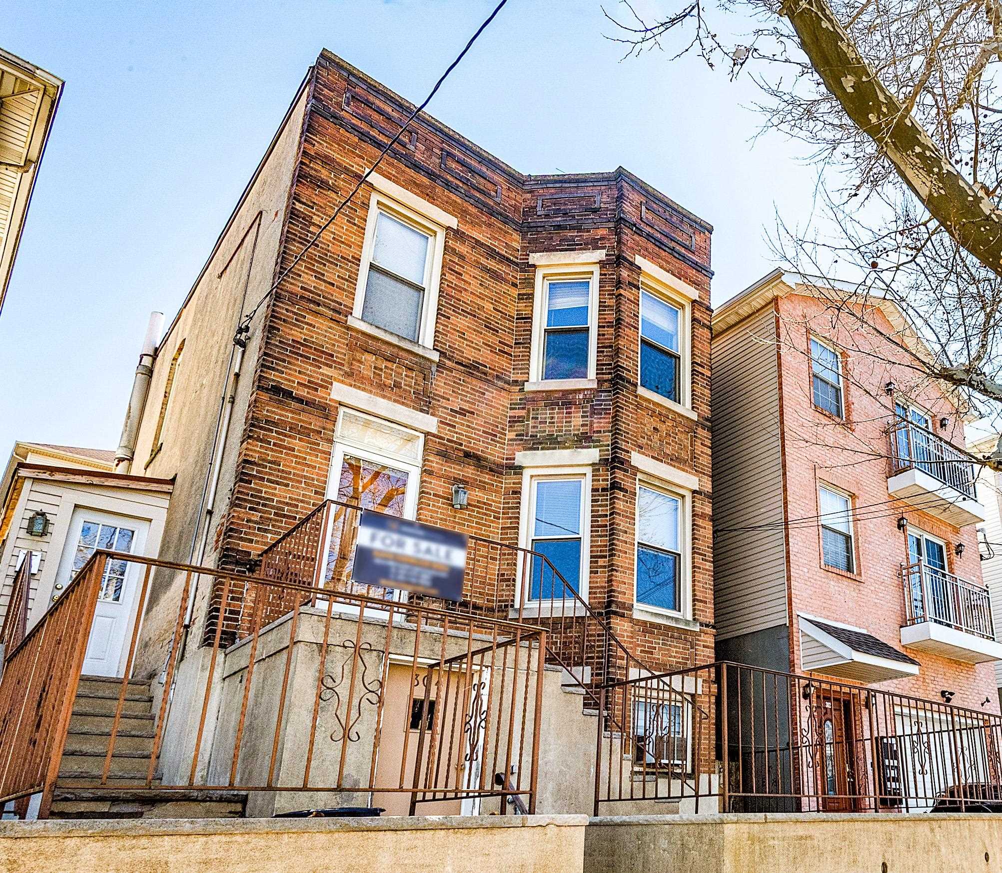 304 TERRACE AVE - Photo 1