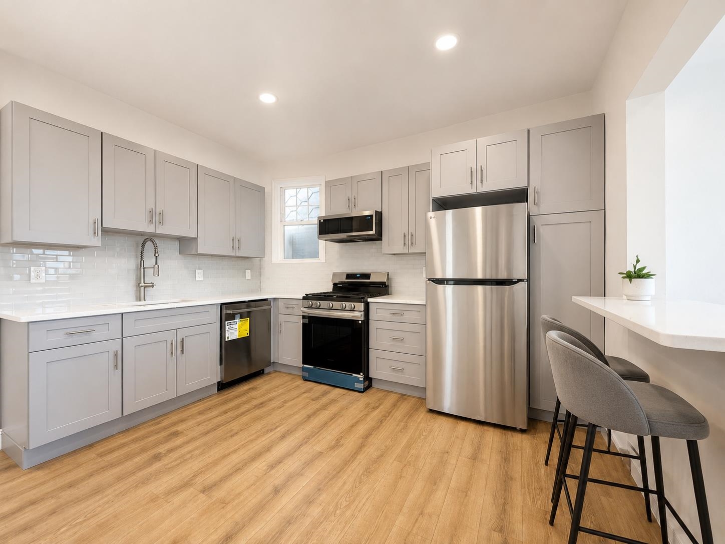 892 BROADWAY - Photo 2