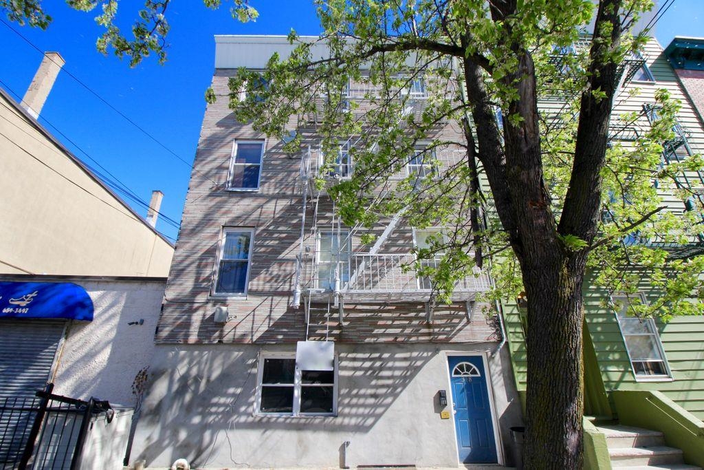 318 5TH ST - Photo 1