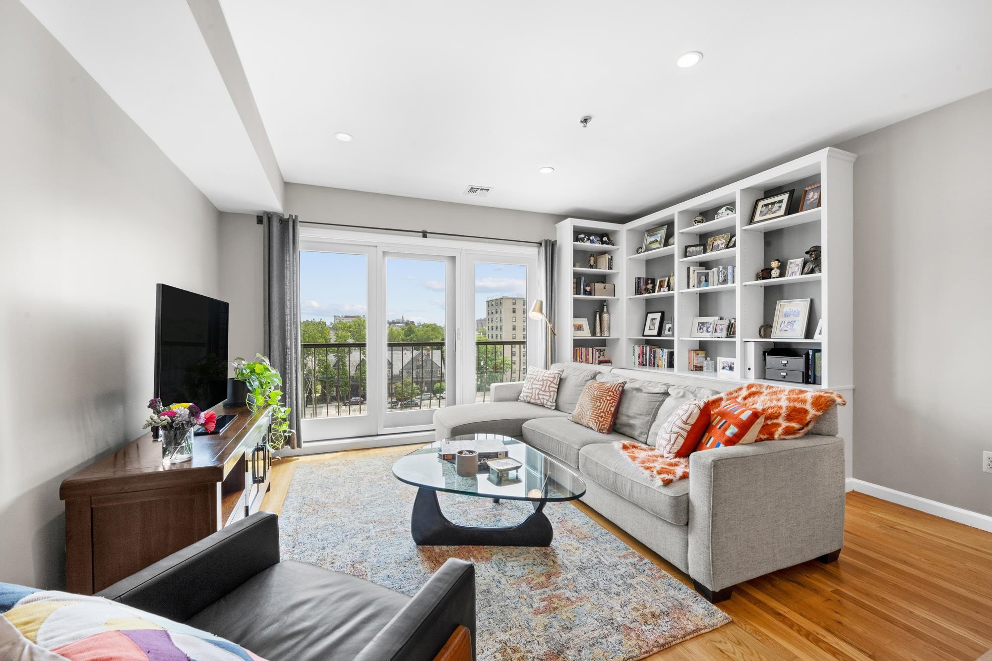 536 GRAND ST - Photo 3