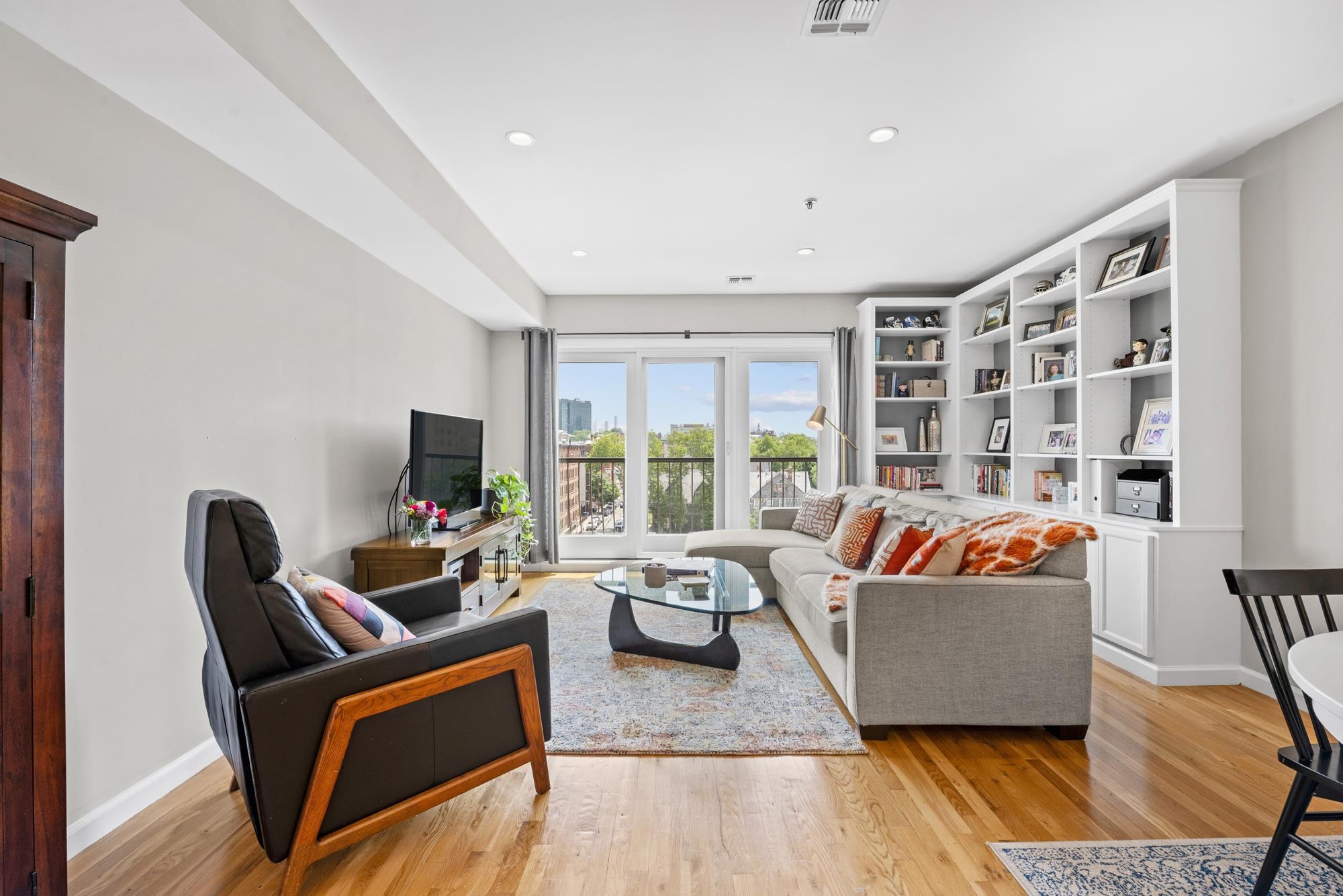 536 GRAND ST - Photo 4