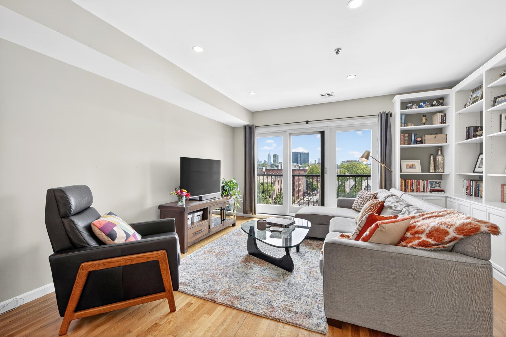 536 GRAND ST - Photo 5