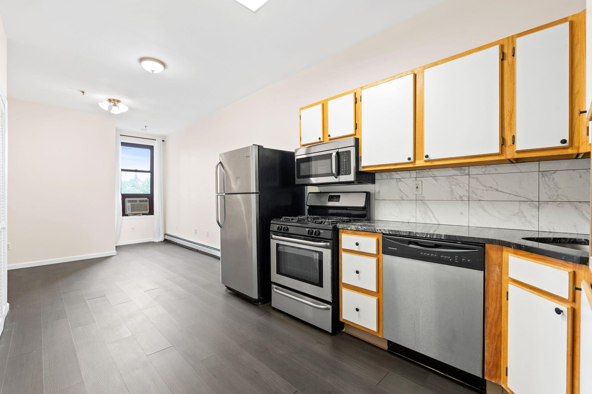 811 PARK AVE - Photo 1