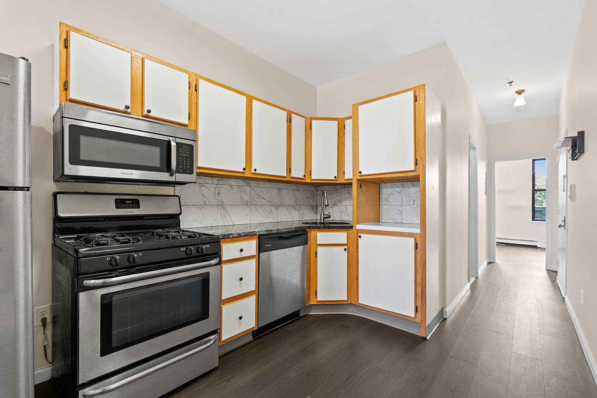811 PARK AVE - Photo 2