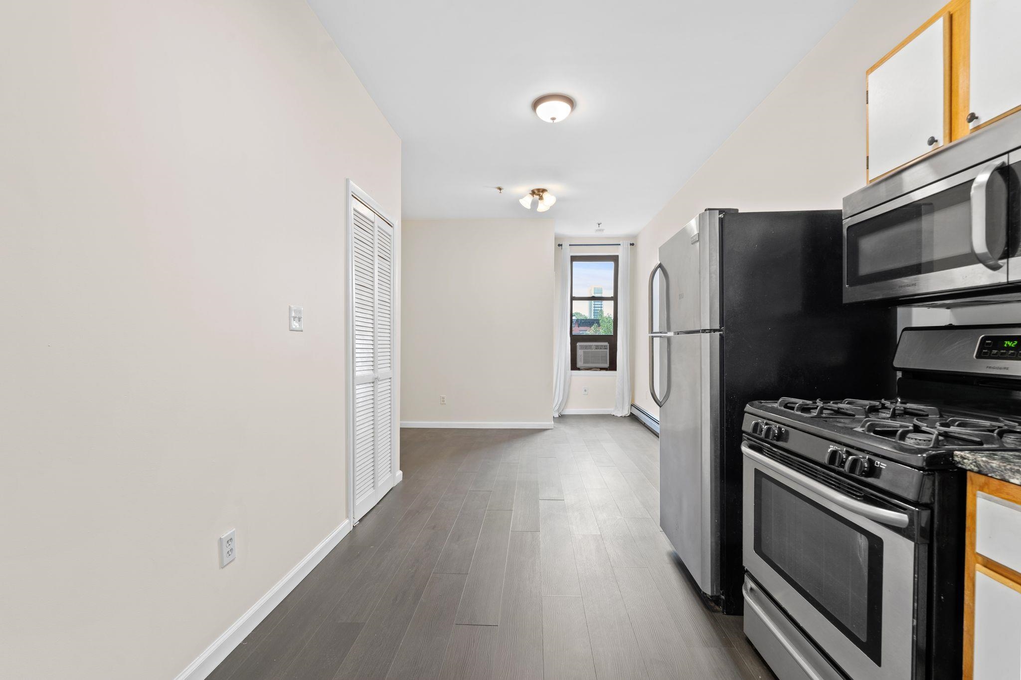 811 PARK AVE - Photo 3
