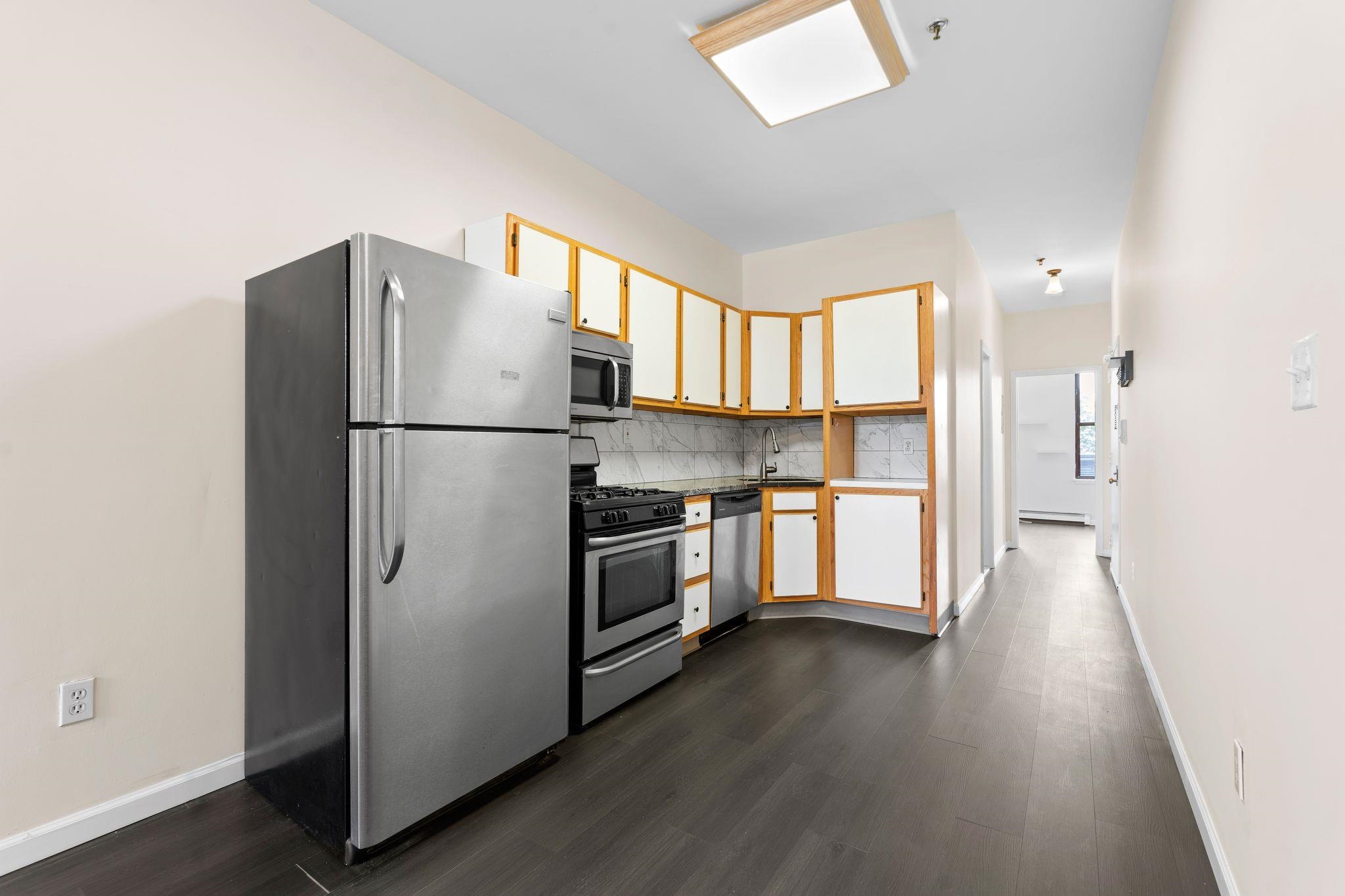 811 PARK AVE - Photo 4