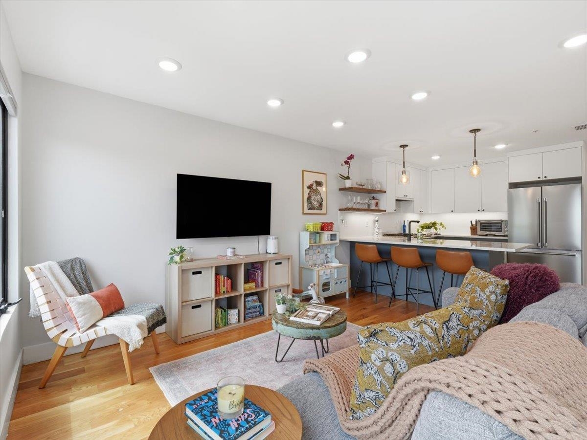 22 LINCOLN ST - Photo 2
