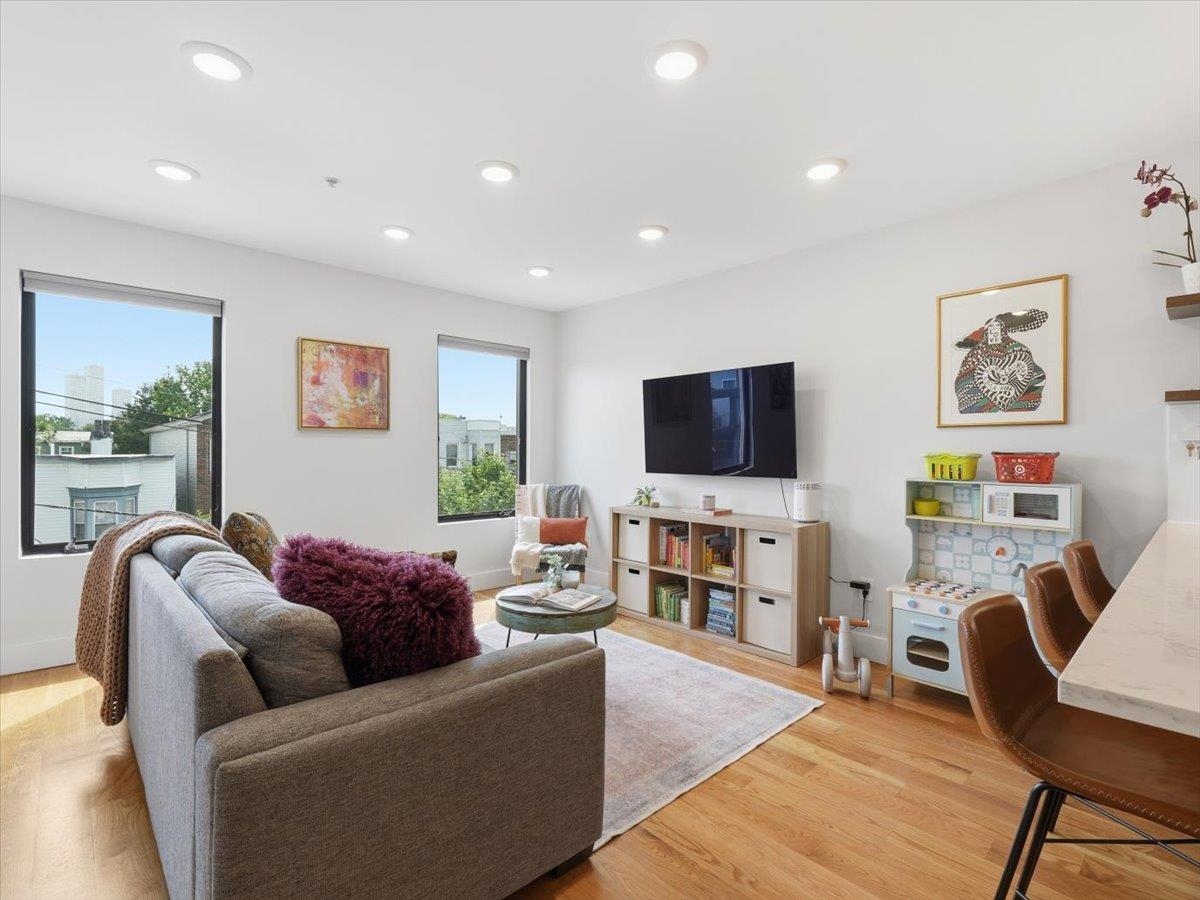 22 LINCOLN ST - Photo 3