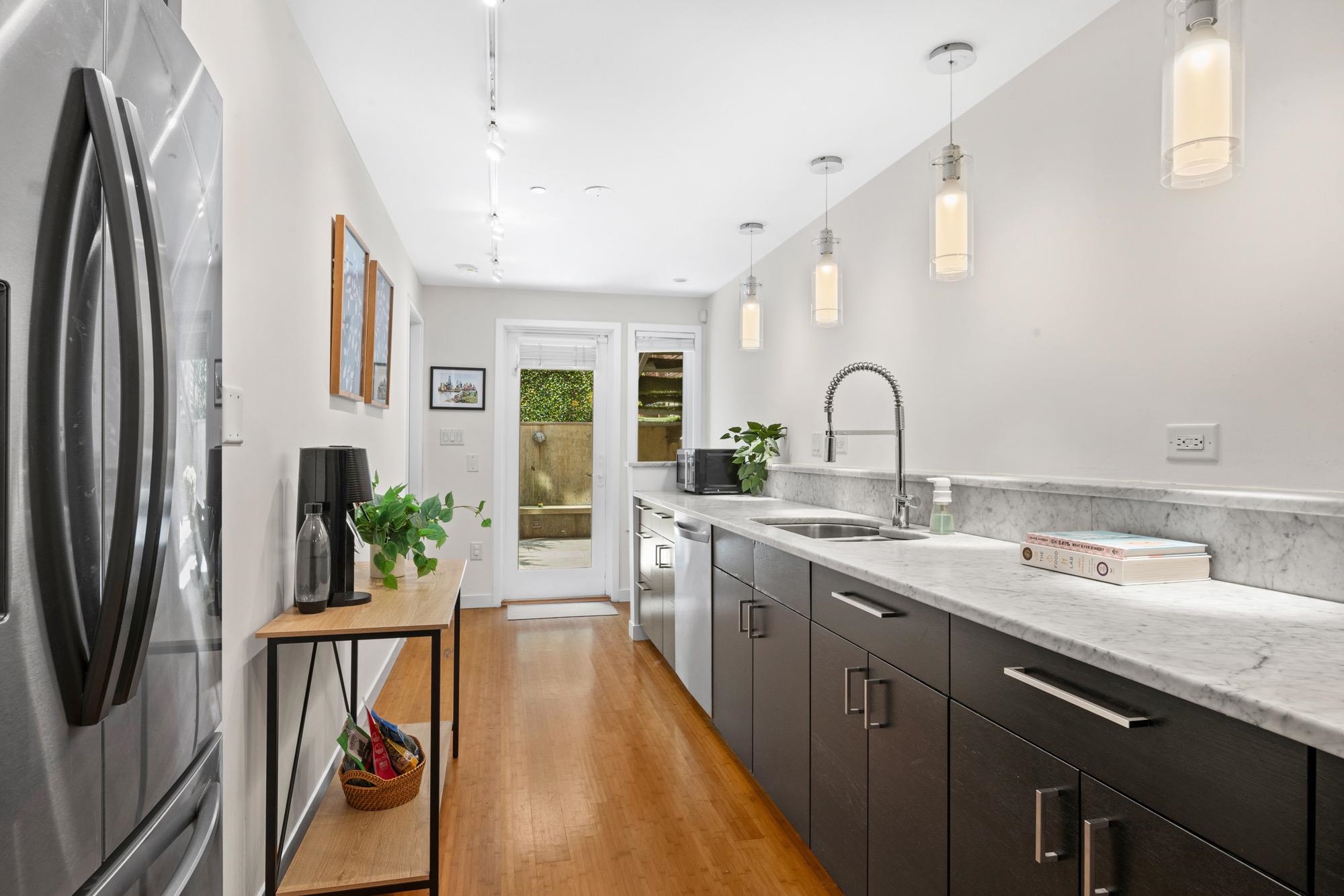 565 JERSEY AVE - Photo 4