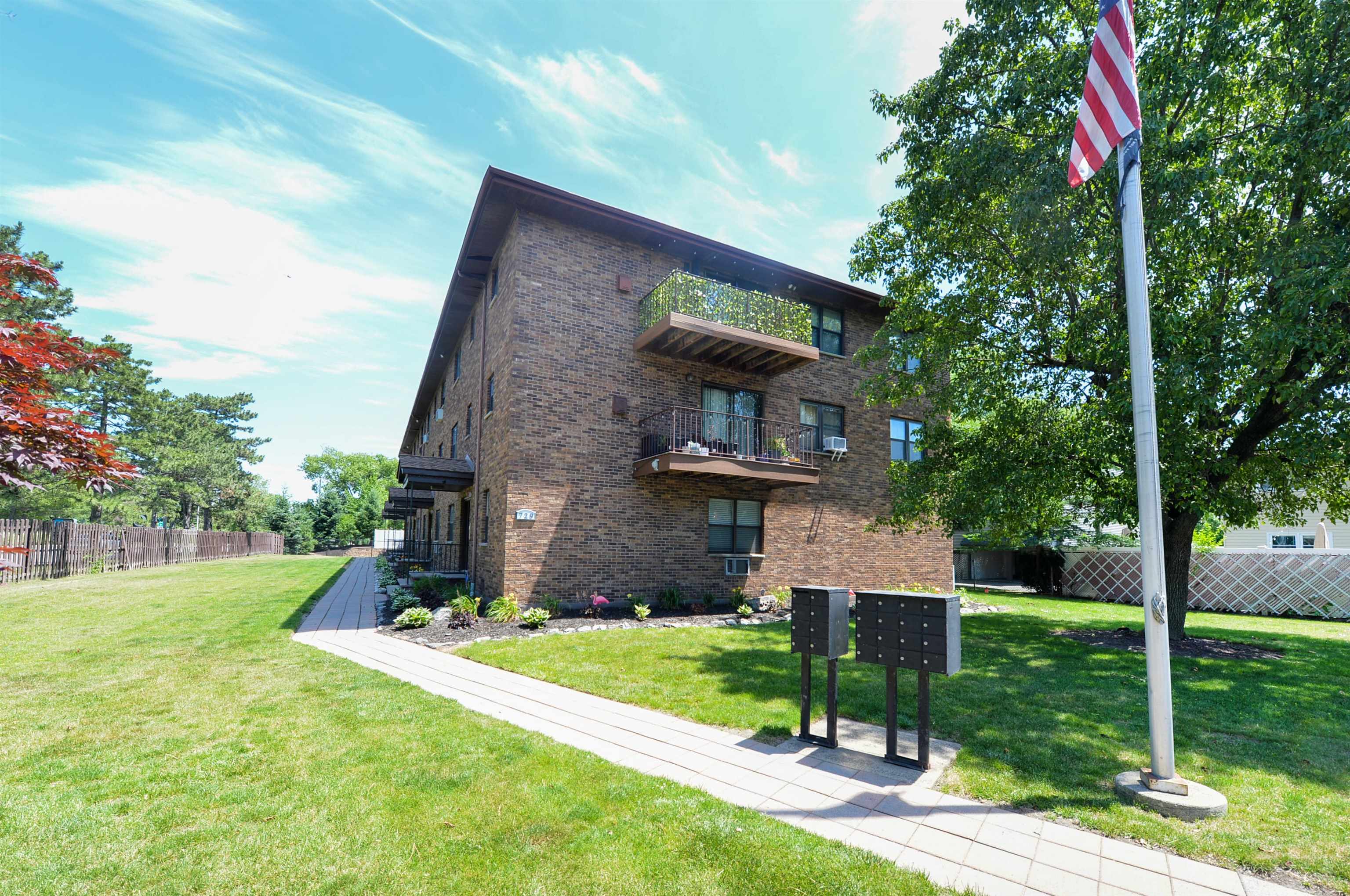 729 10TH ST - Photo 1