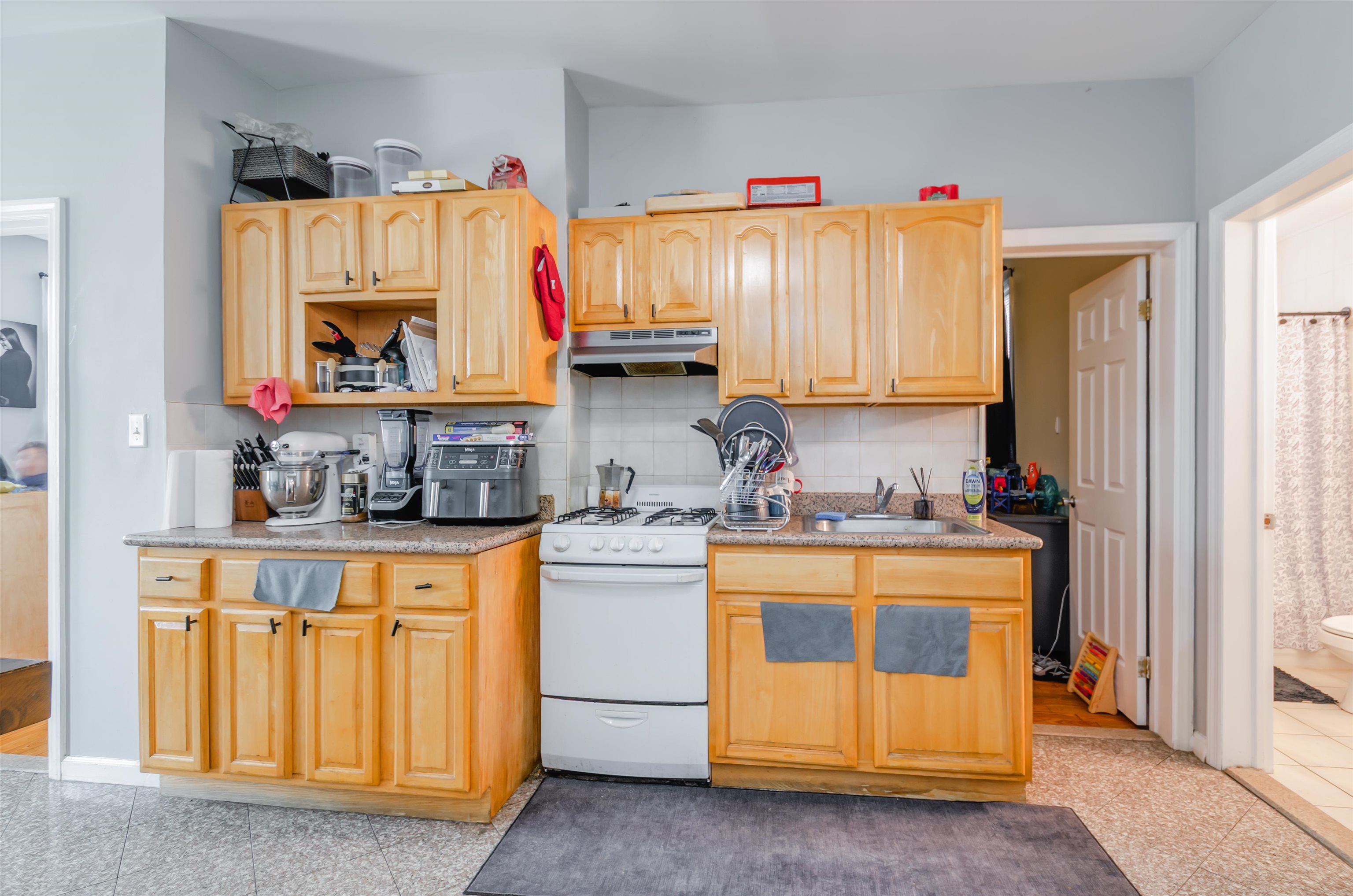 1053 AVENUE C - Photo 3