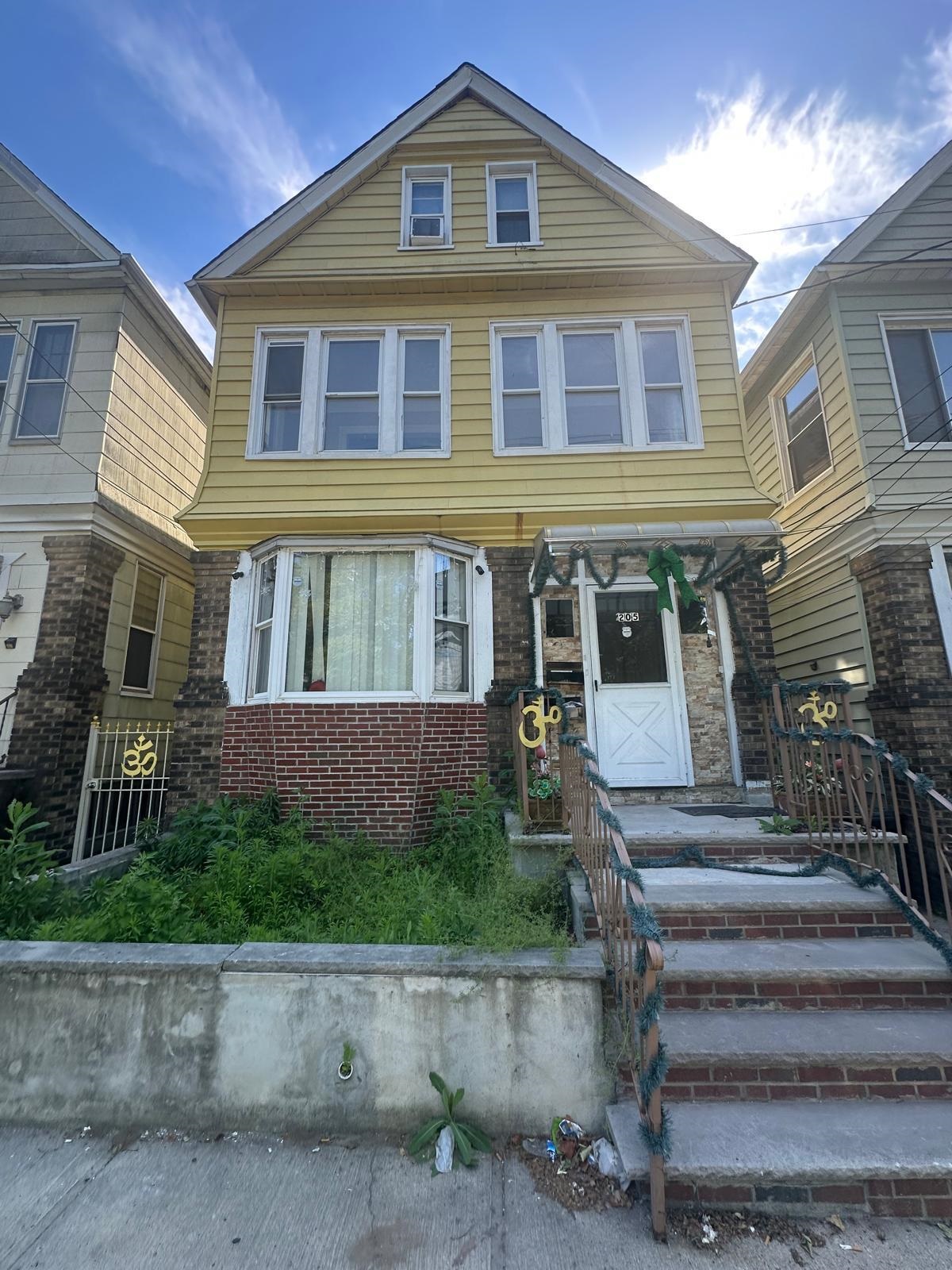 205 WINFIELD AVE - Photo 1