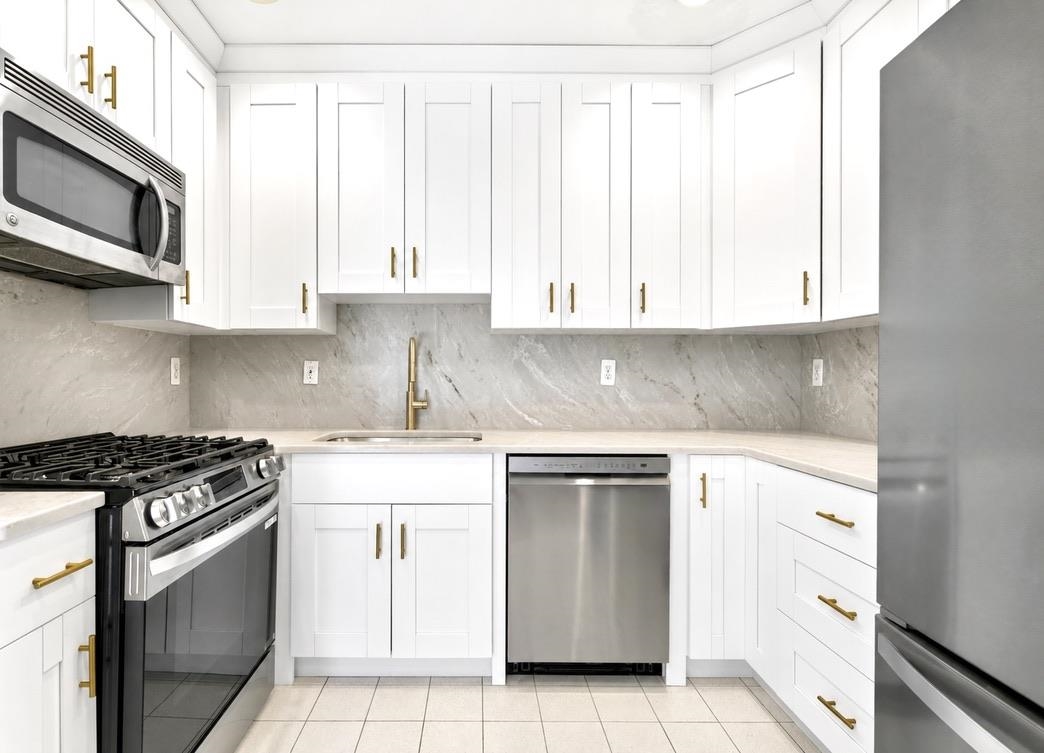 536 GRAND ST - Photo 2