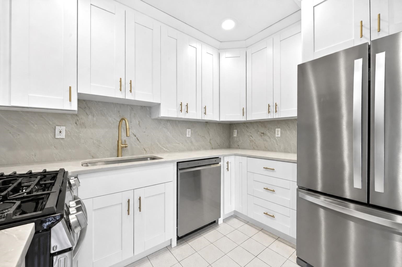 536 GRAND ST - Photo 3