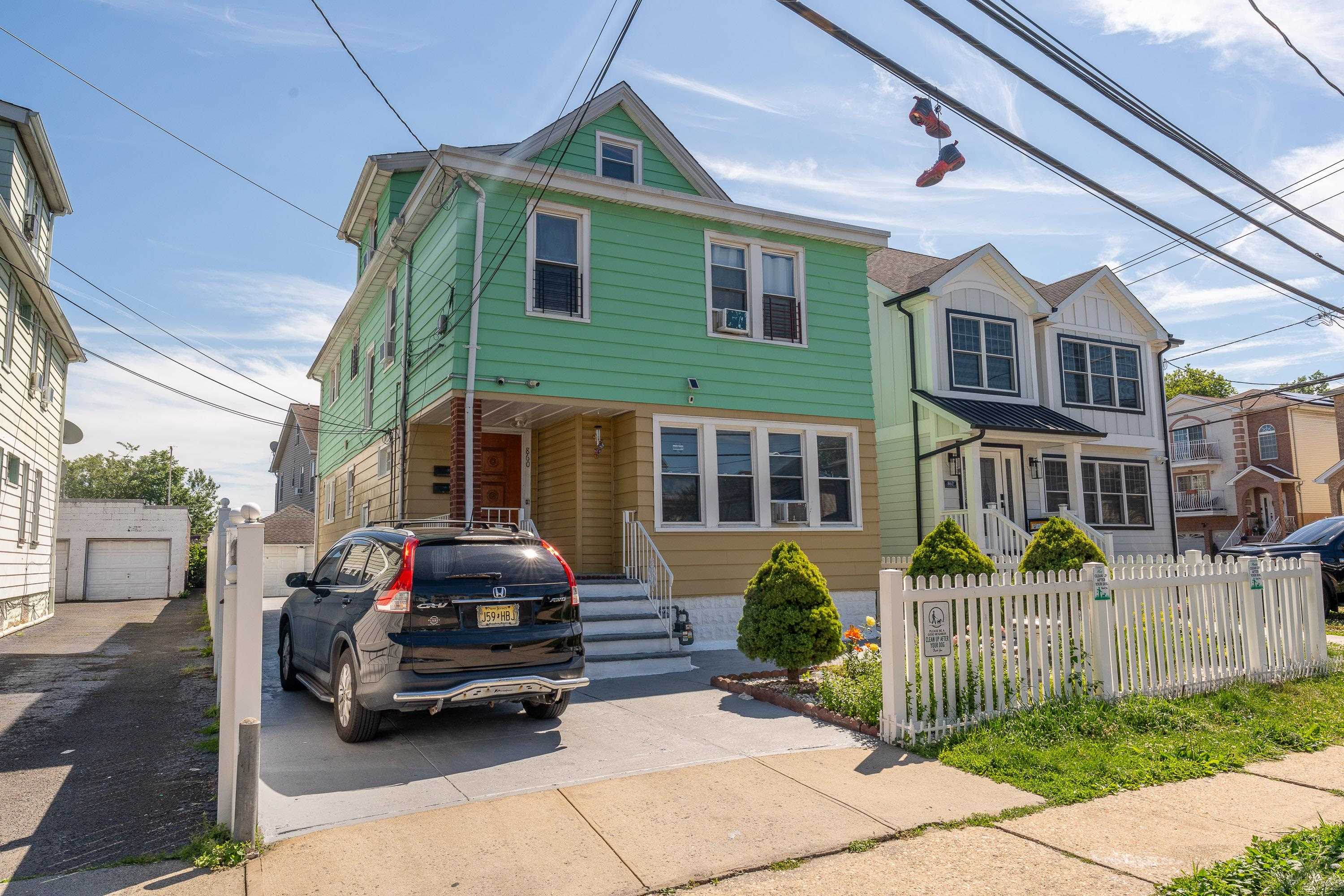 860-862 GARDEN ST - Photo 1