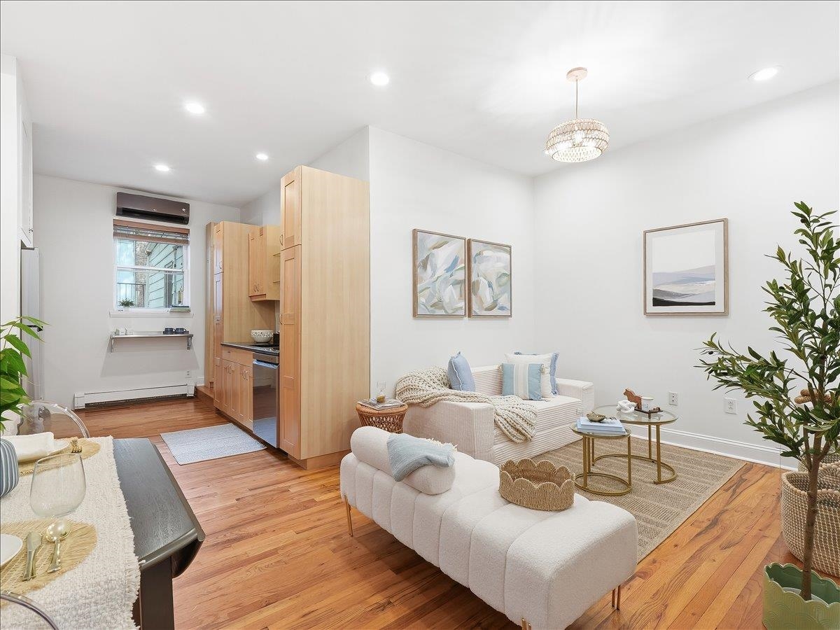 321 BLOOMFIELD ST - Photo 1