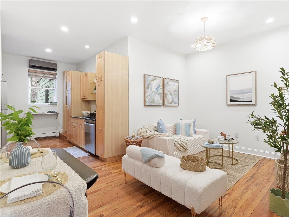 321 BLOOMFIELD ST - Photo 2
