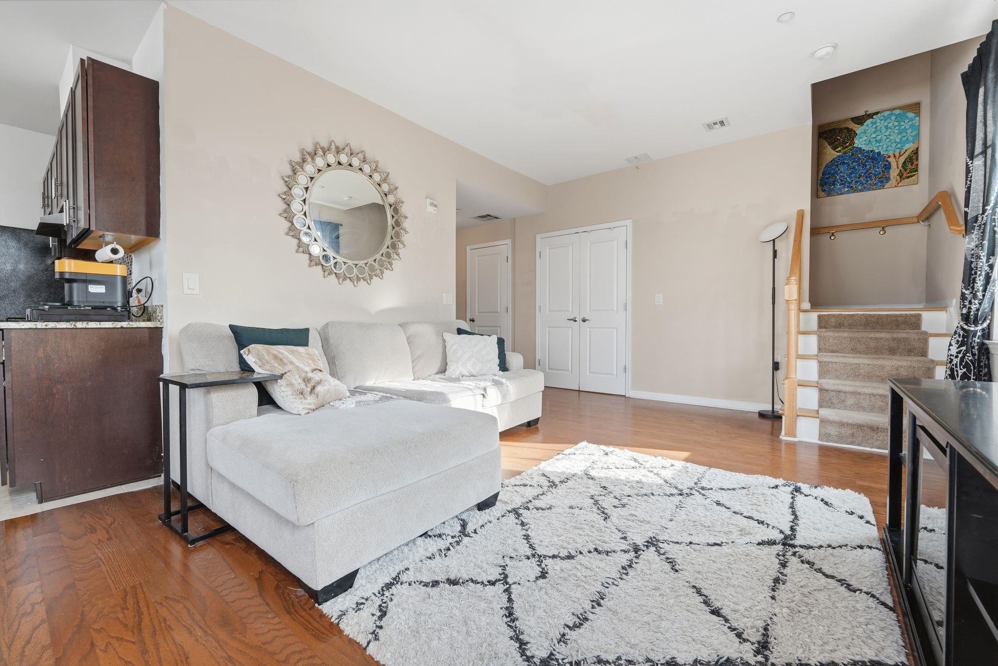 1209 SUMMIT AVE - Photo 3