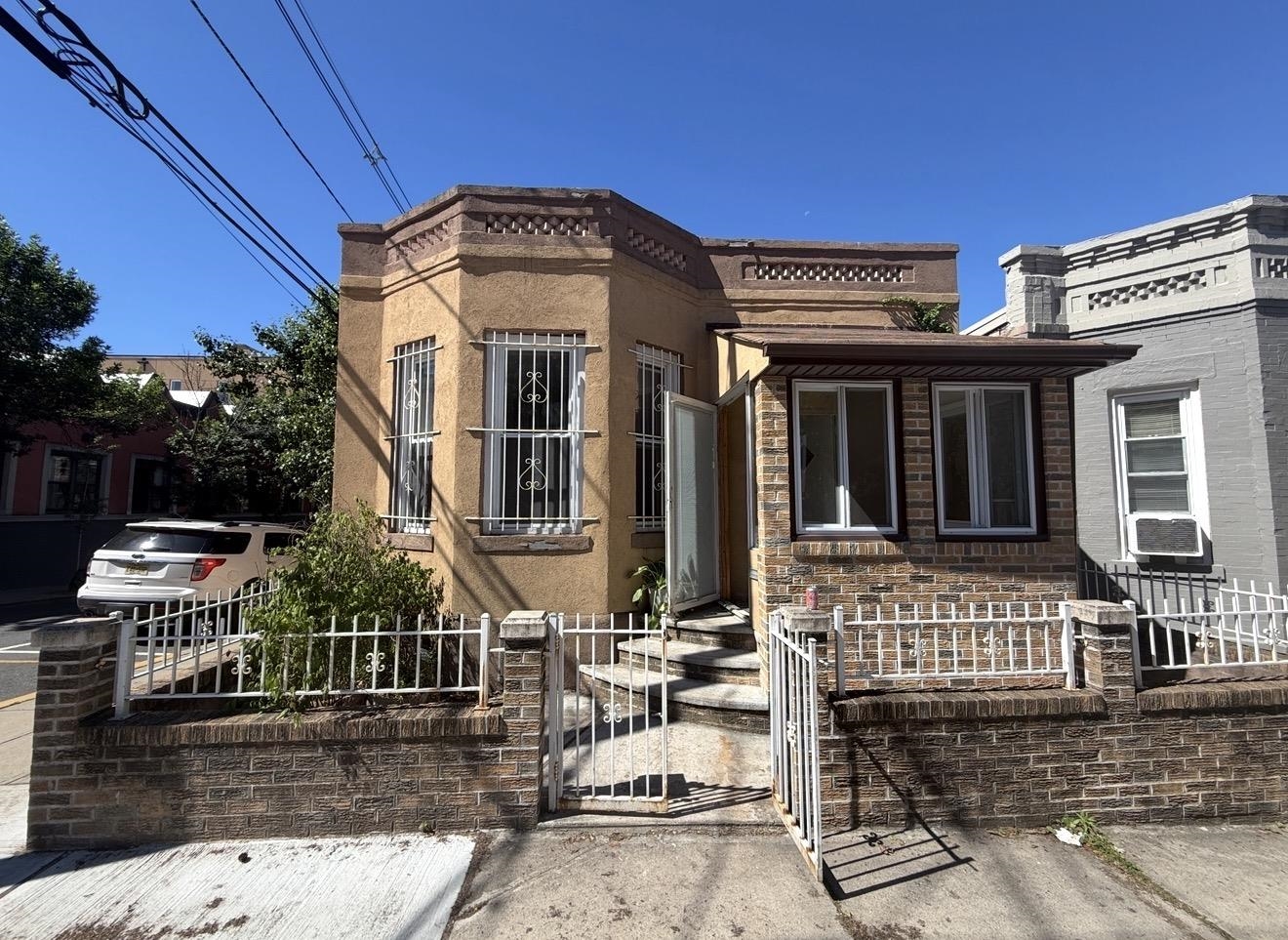 581 65TH ST - Photo 1