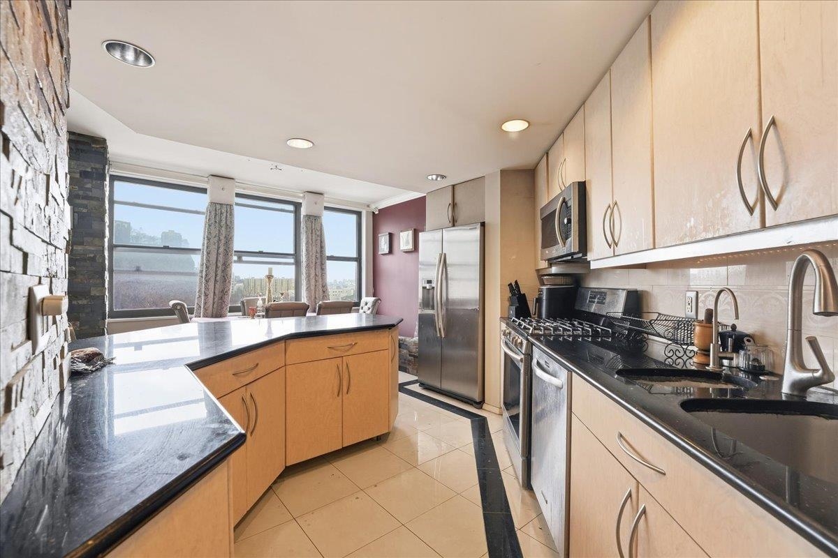7004 BLVD EAST #8C