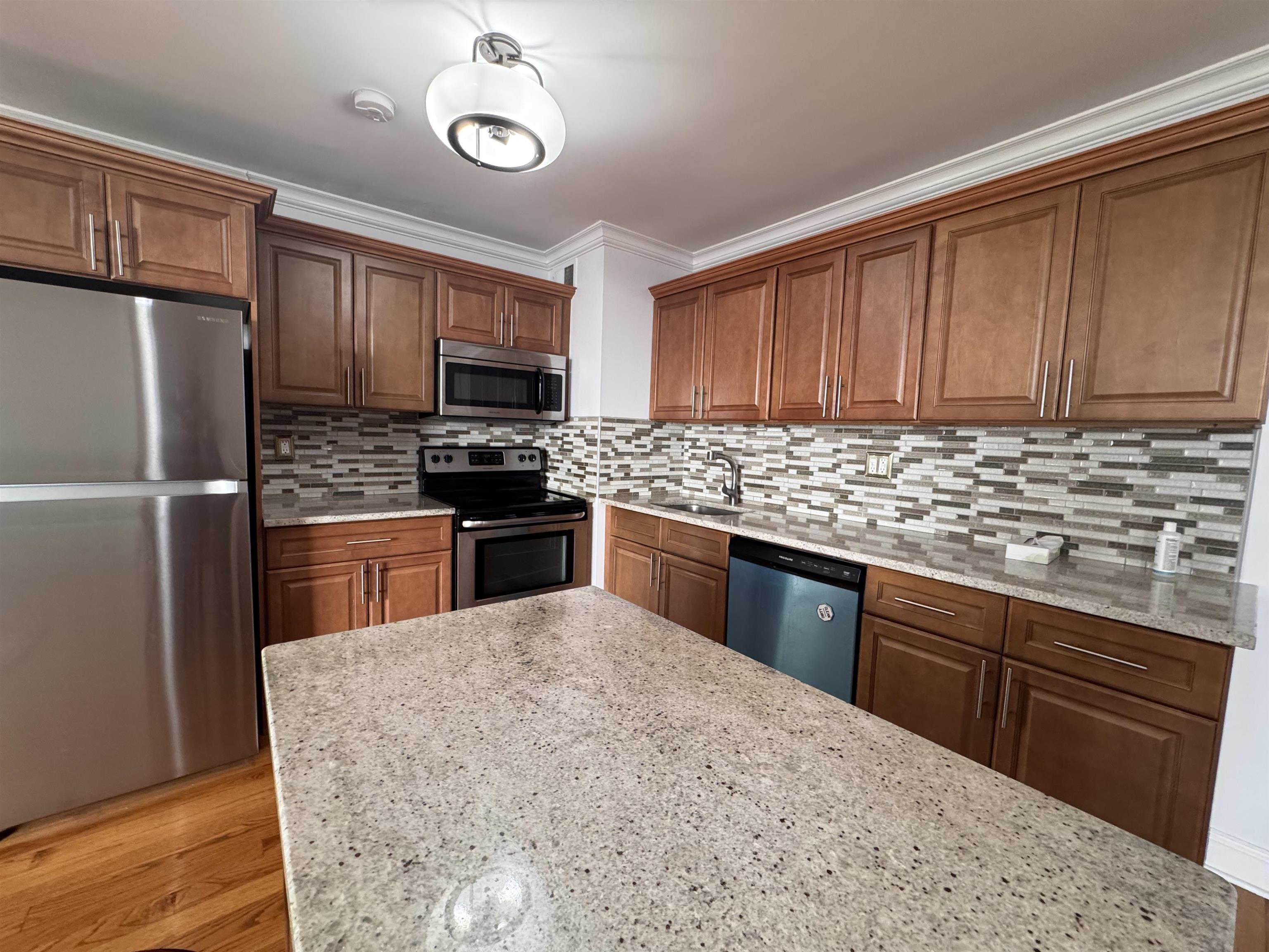 100 MANHATTAN AVE - Photo 2