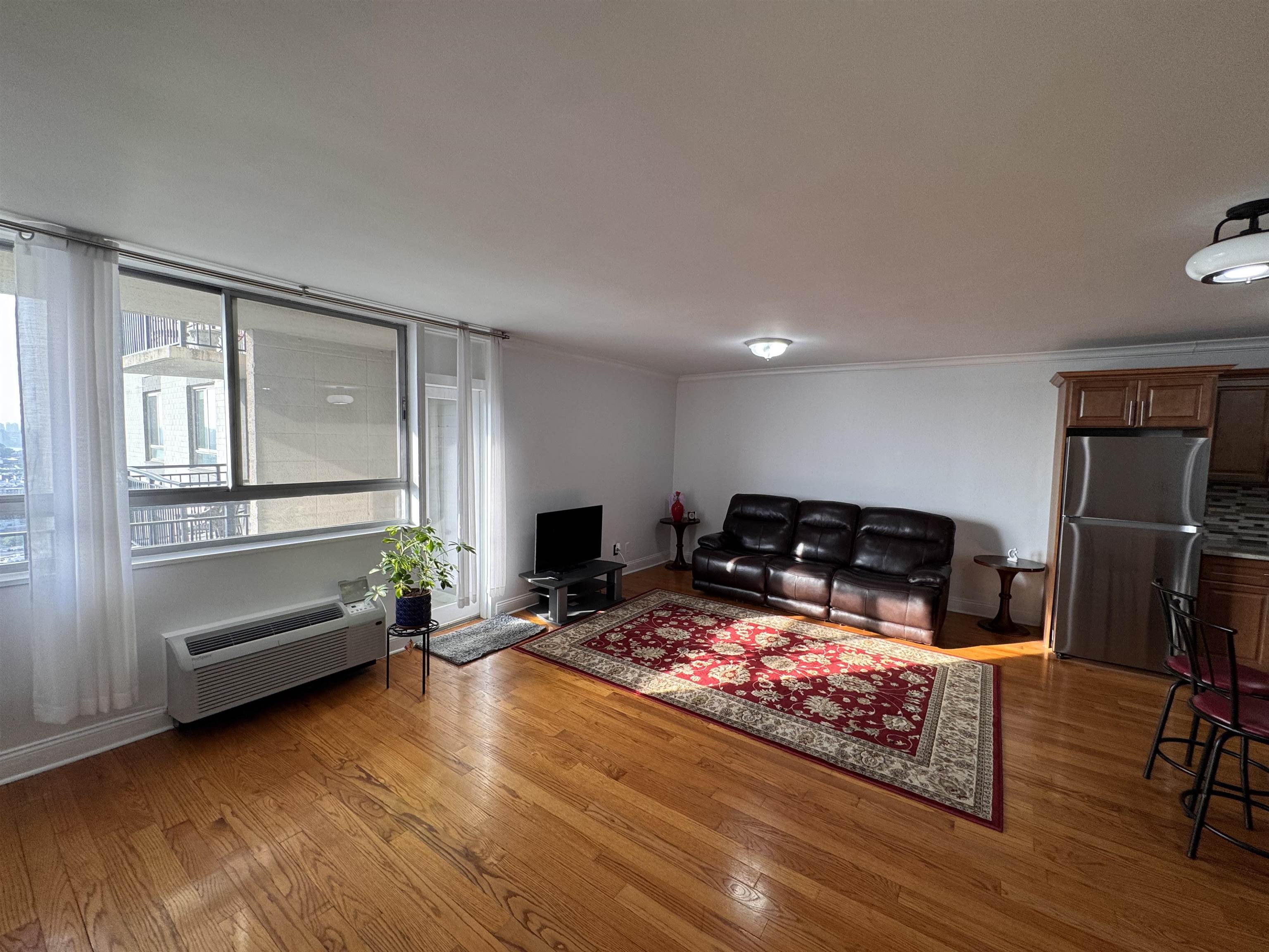 100 MANHATTAN AVE - Photo 5
