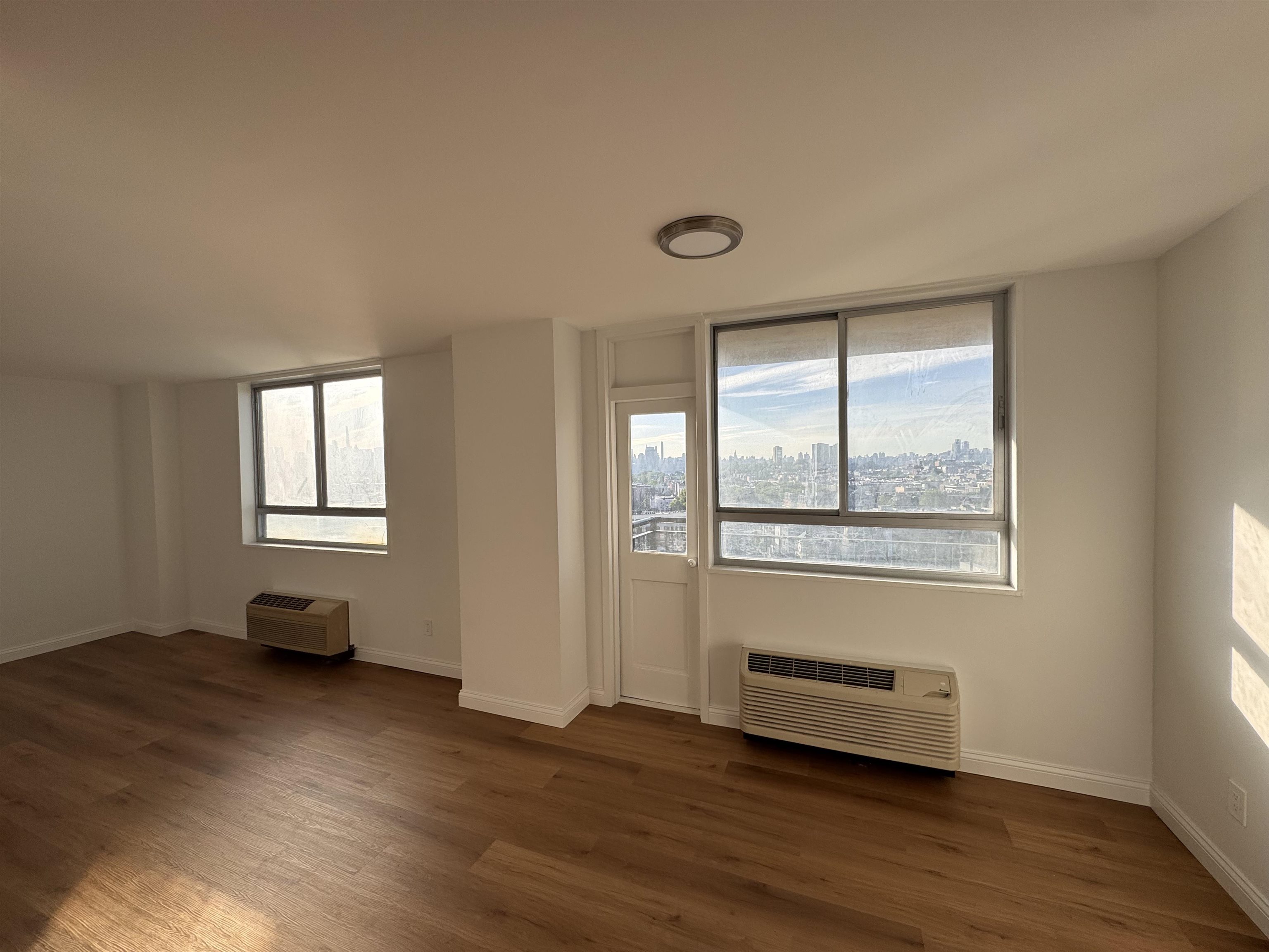 100 MANHATTAN AVE - Photo 2