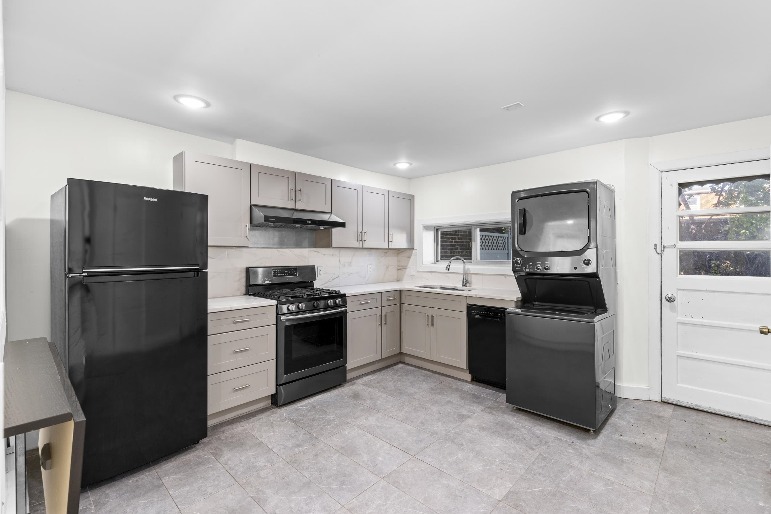 19 WHITMAN AVE - Photo 5