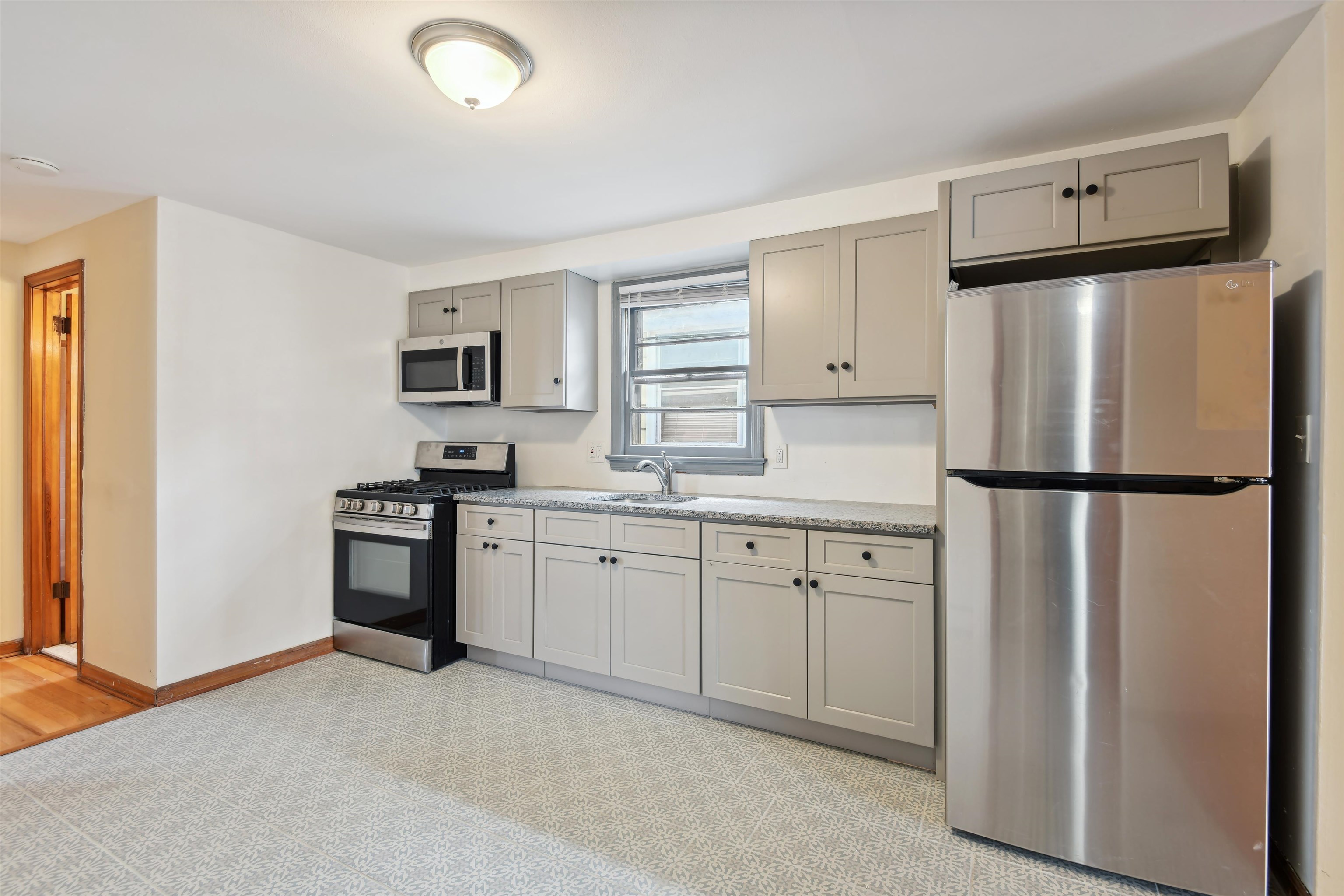 350 CATOR AVE - Photo 4