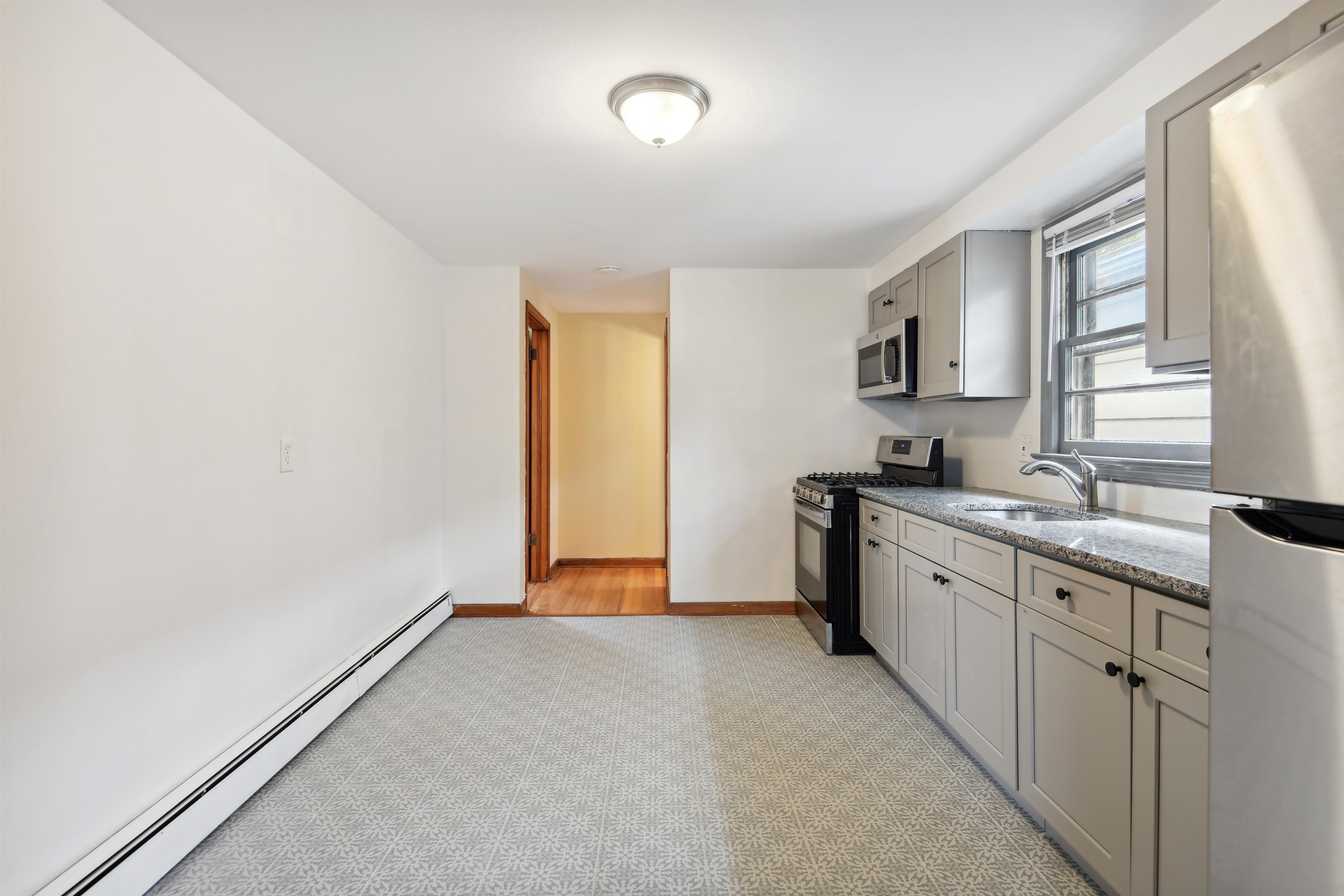 350 CATOR AVE - Photo 5