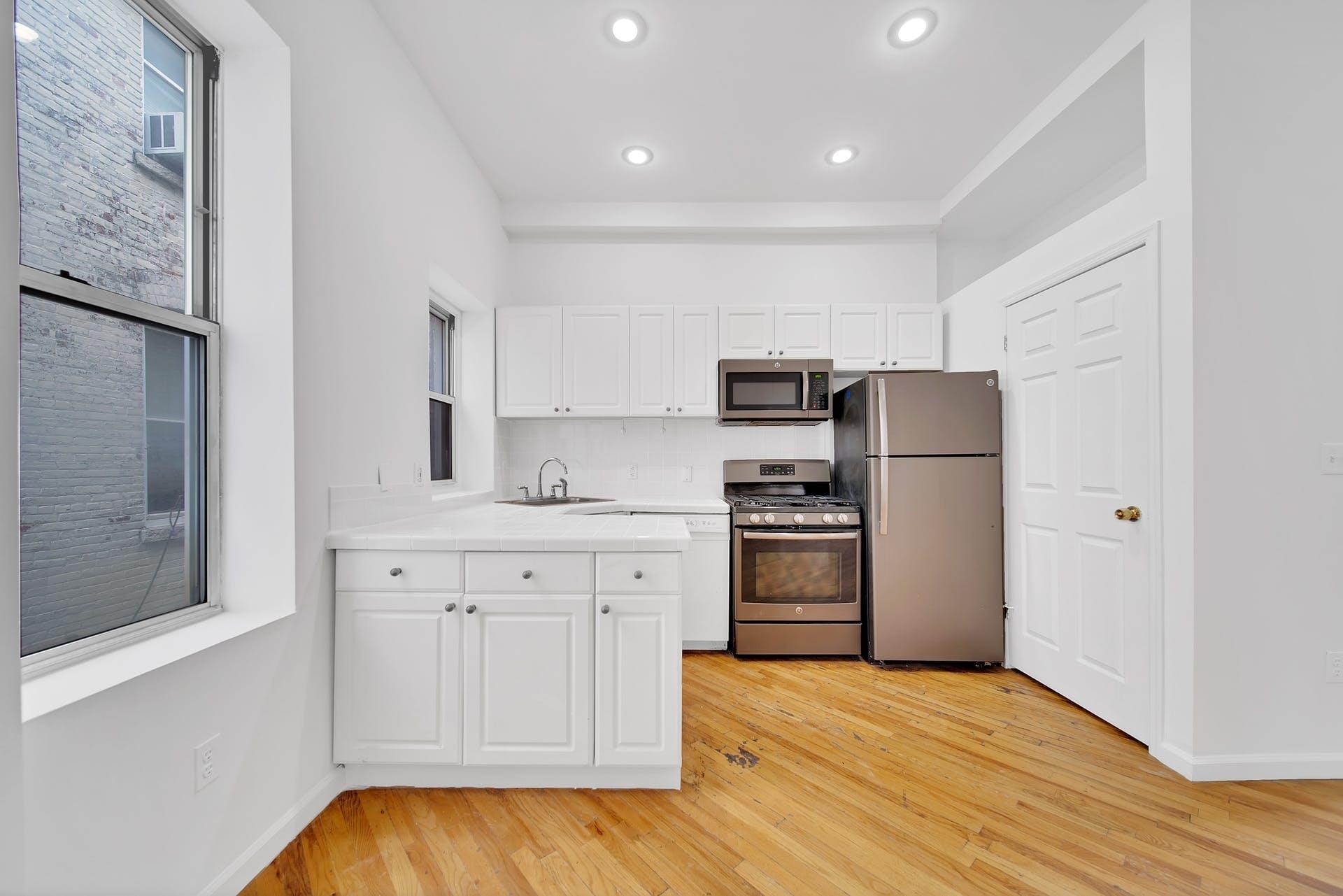 316 HUDSON ST - Photo 5