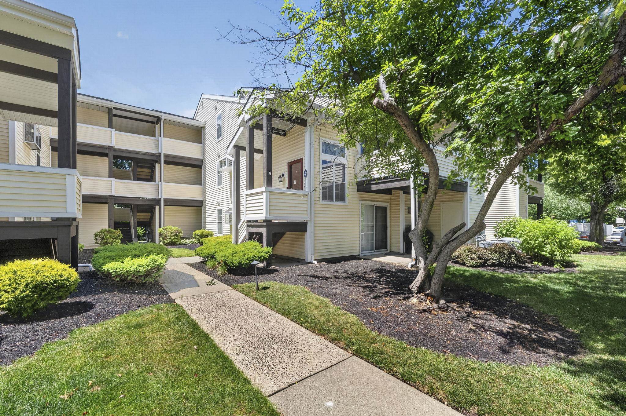 121 COUNTRY CLUB DR - Photo 2