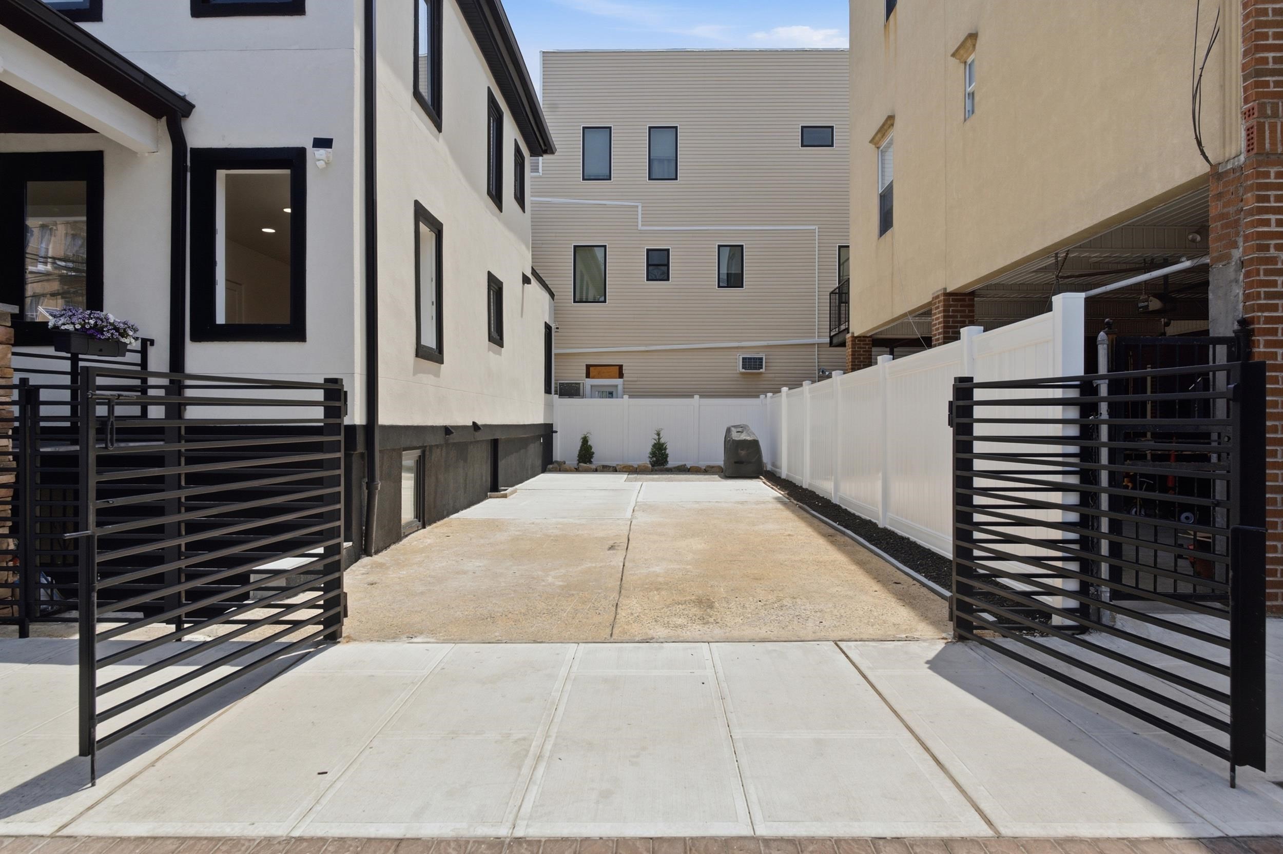 3414/3412 HUDSON AVE - Photo 2
