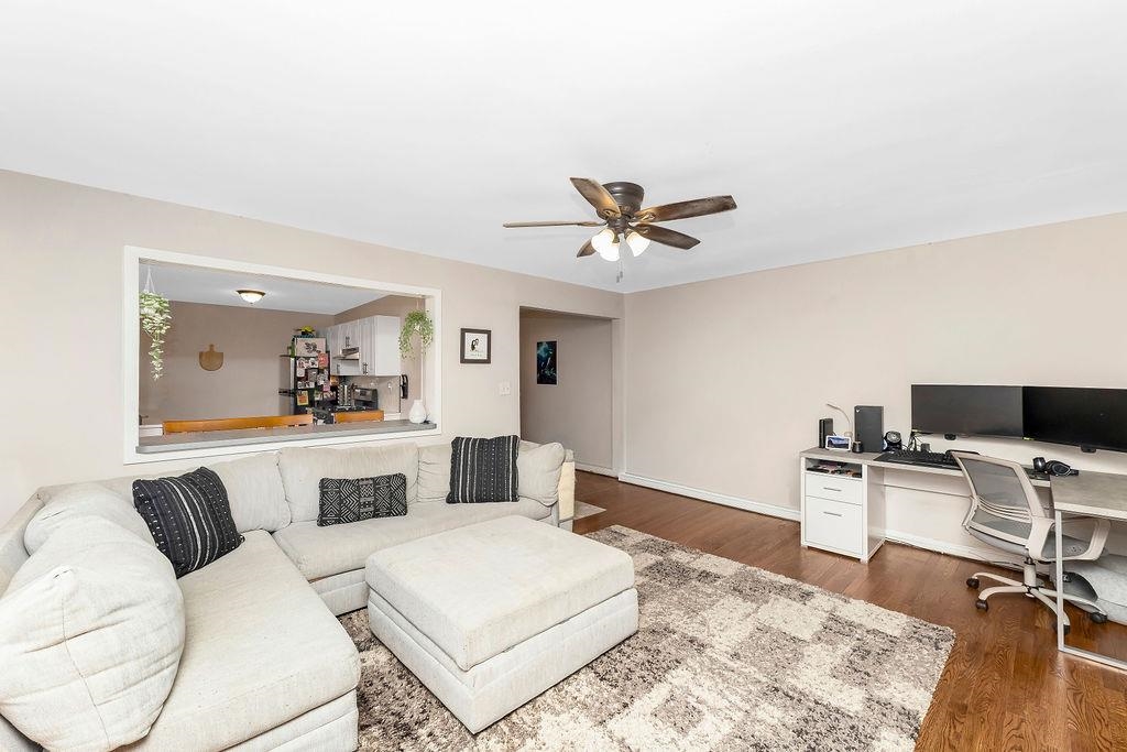 1011 AVENUE C - Photo 2