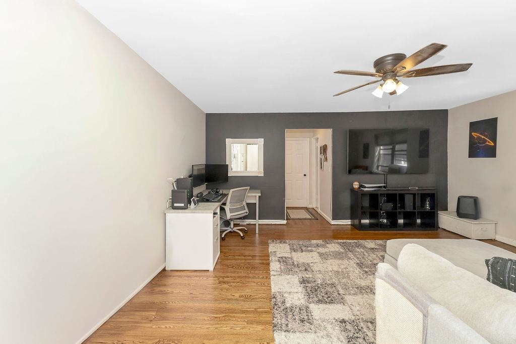 1011 AVENUE C - Photo 4