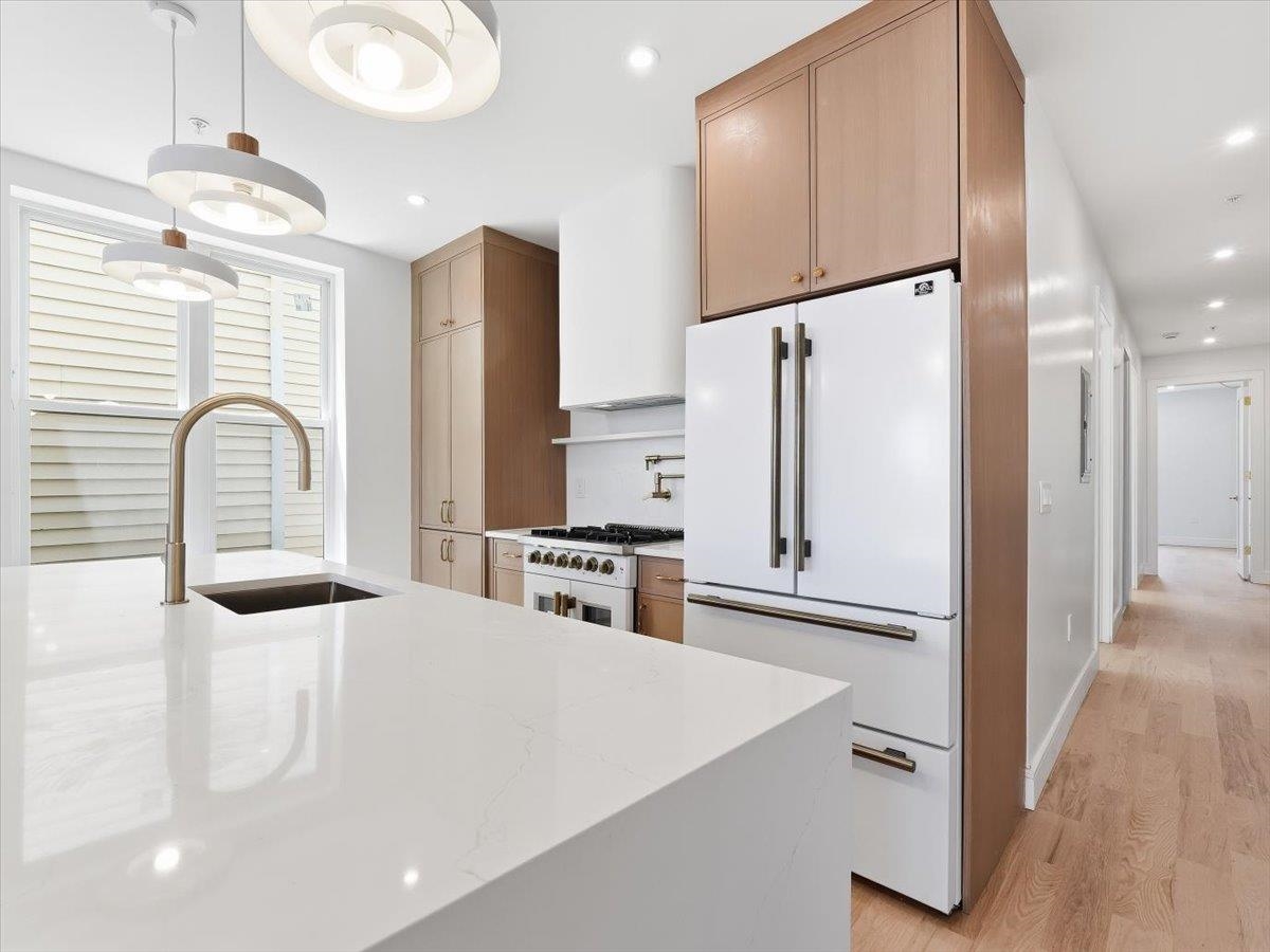 1123 SUMMIT AVE - Photo 2