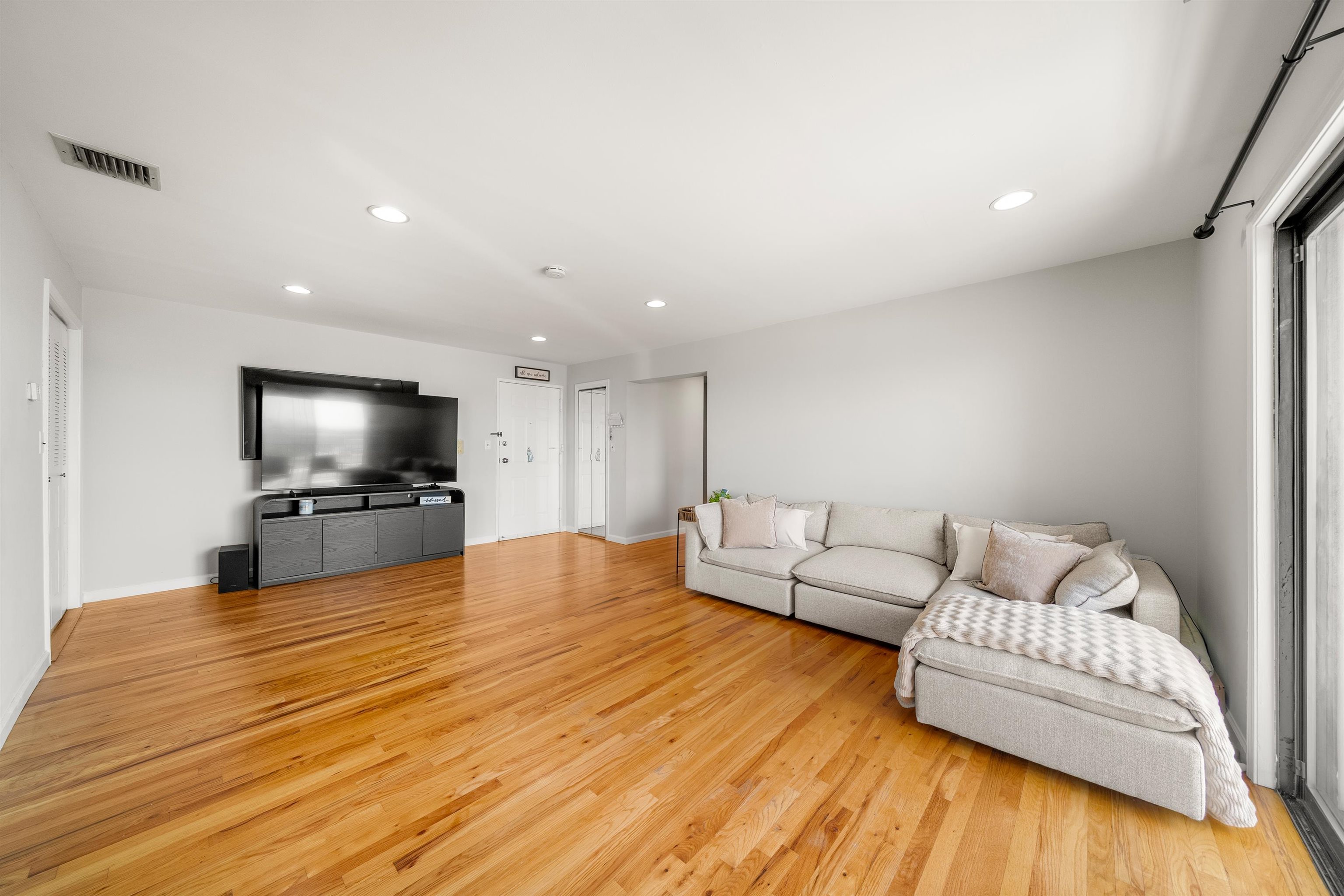 6605 GRANTON AVE - Photo 2