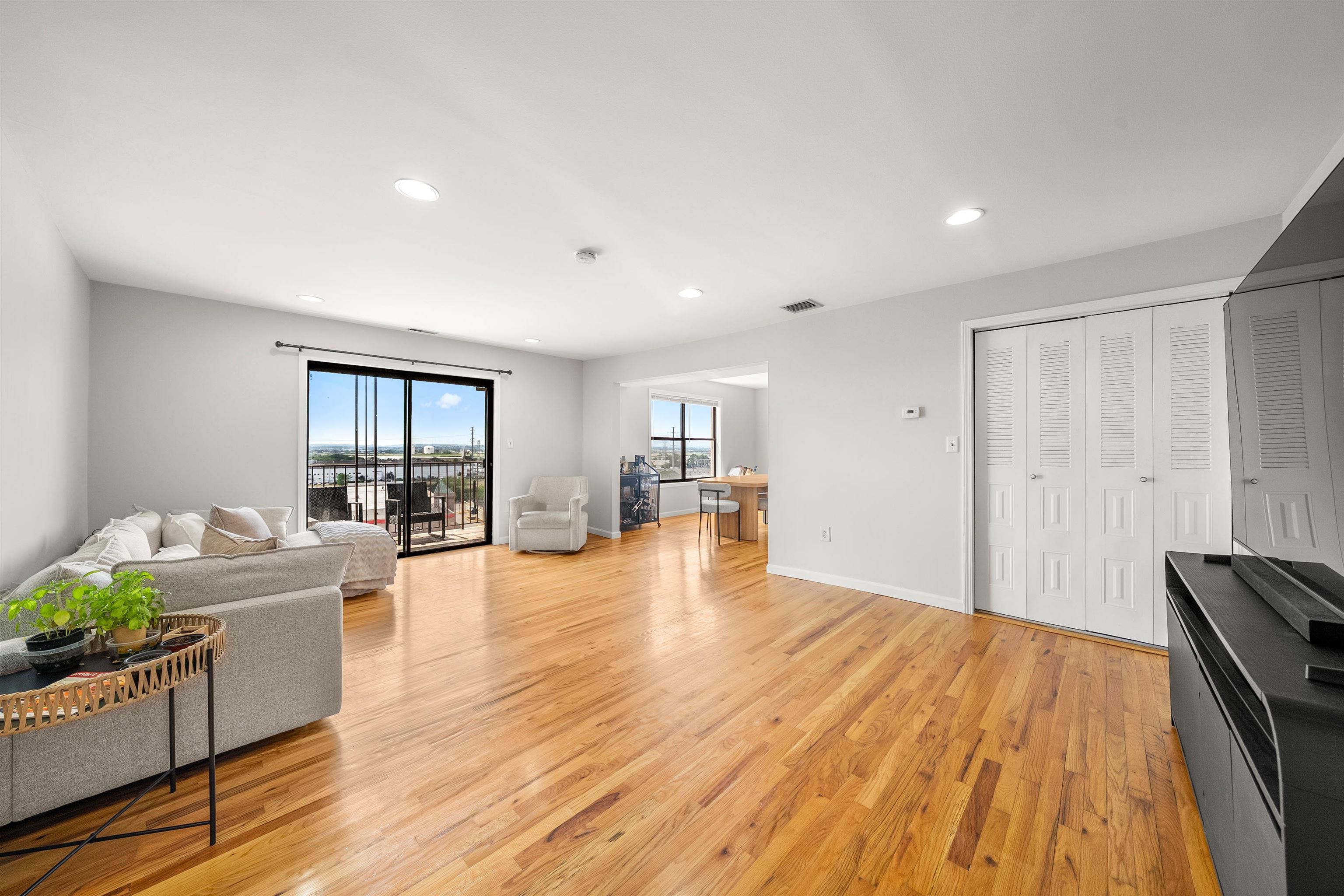 6605 GRANTON AVE - Photo 4