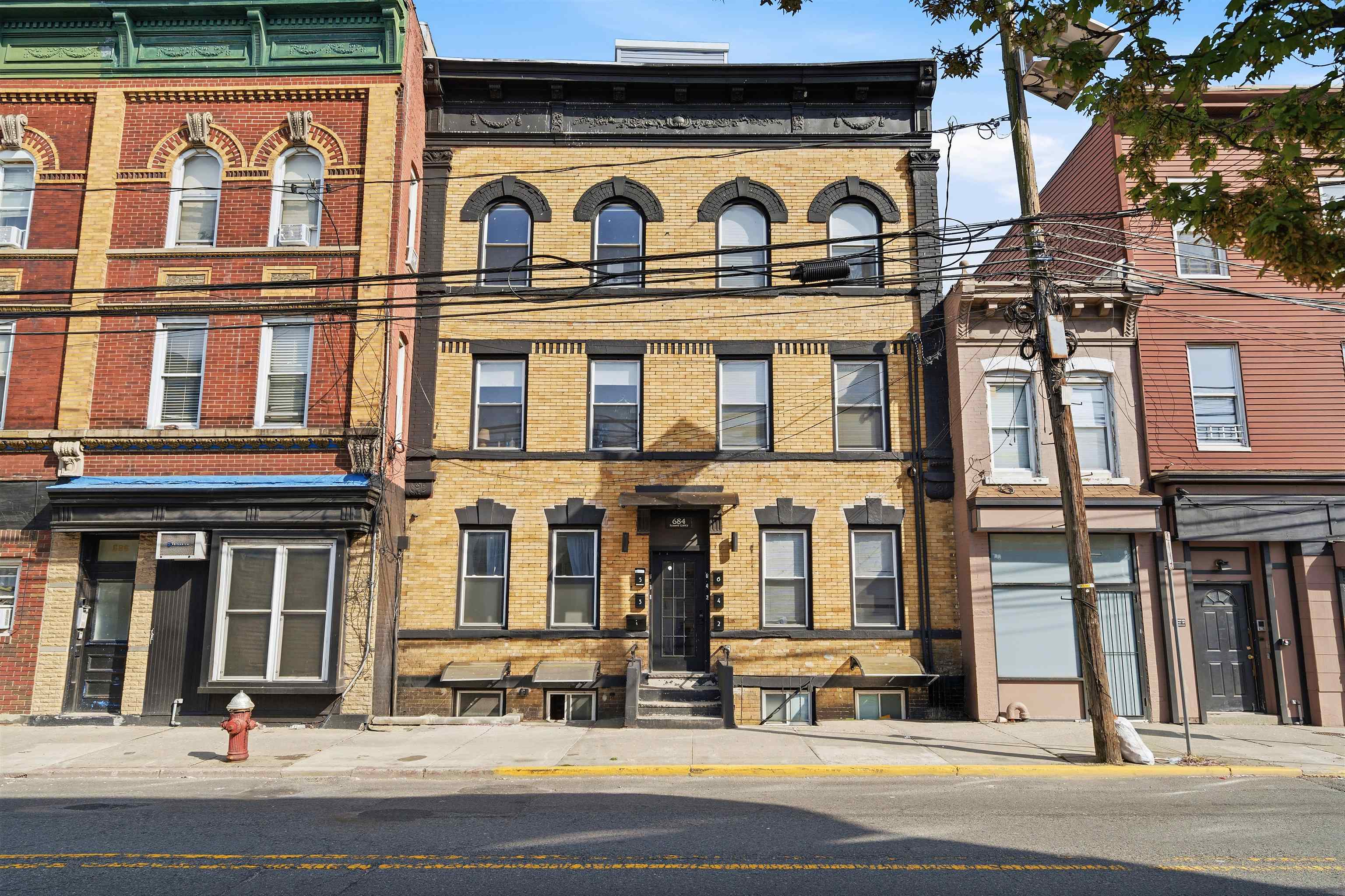 684 SUMMIT AVE - Photo 2