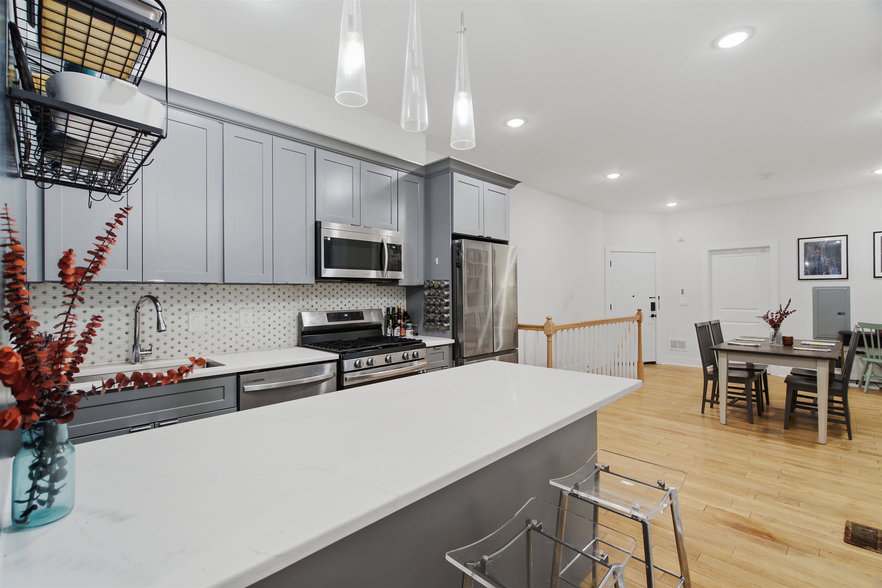 684 SUMMIT AVE - Photo 3