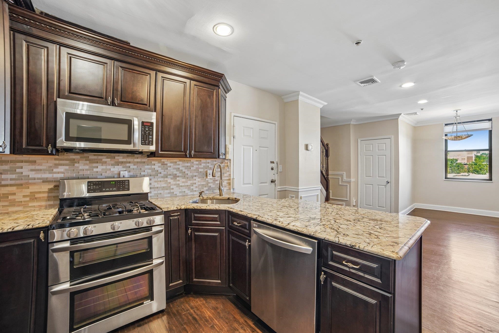 814 WILLOW AVE - Photo 3