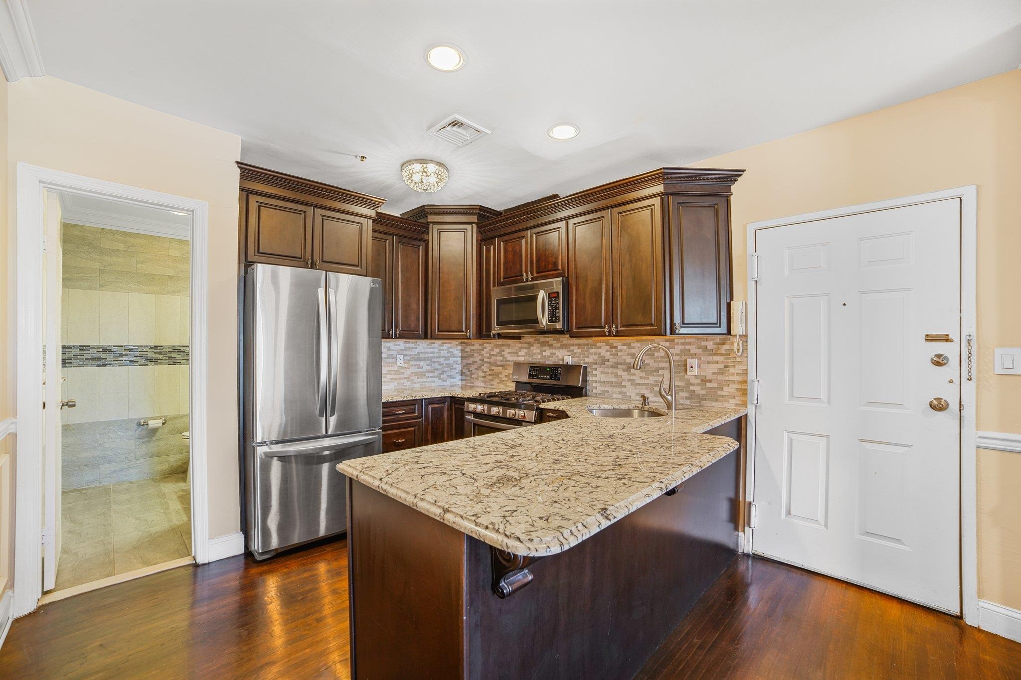 814 WILLOW AVE - Photo 4